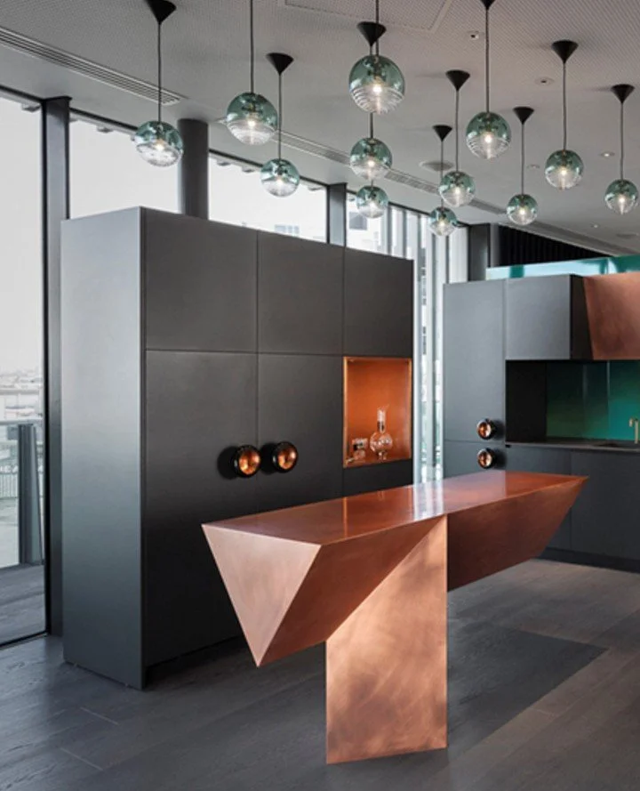 This modern kitchen can be found in the limited collection of thirty-five studios, lofts, and penthouses designed by Tom Dixon and headquartered in No. 2 at Upper Riverside, South East London, part of a development @greenwich.peninsula.⁠
⁠
We worked 