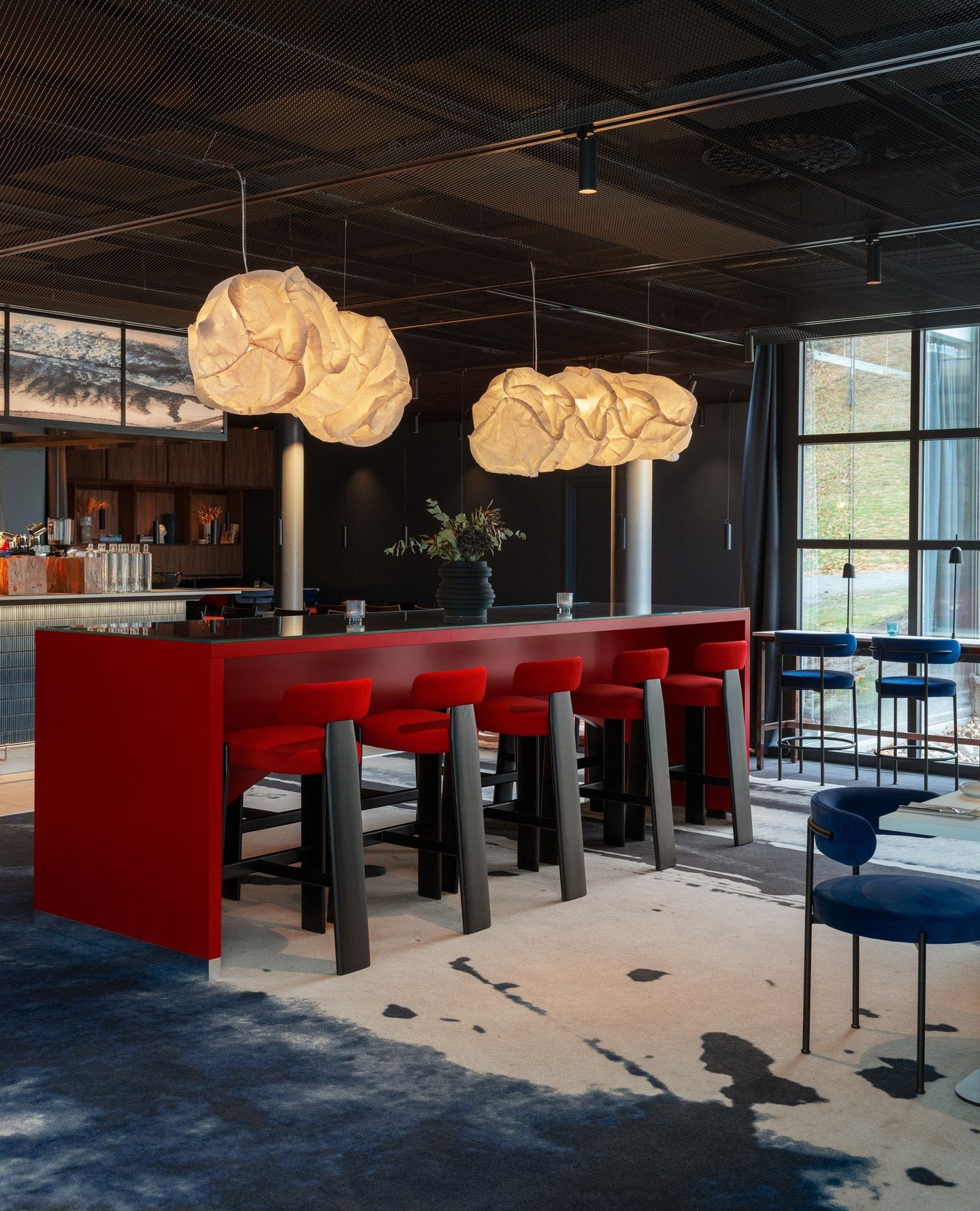 Restaurang Verandan &auml;r ett av v&aring;ra restaurangprojekt! Konceptet balanserar exklusivitet⁠ med h&ouml;g mysfaktor. H&auml;r kan man &auml;ta en aff&auml;rslunch eller bara ta en drink,och restaurangen har olika sittm&ouml;jligheter i form av