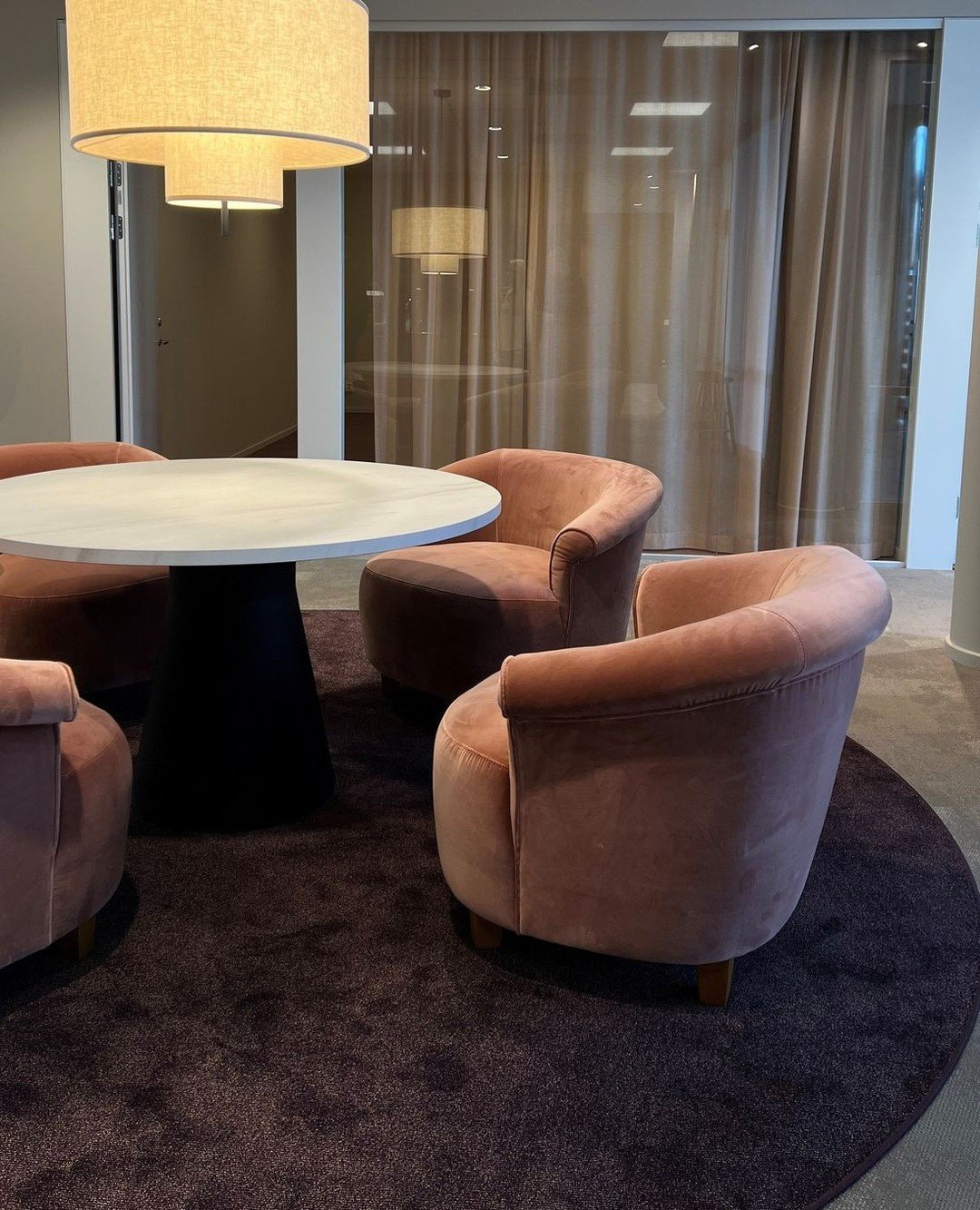 N&auml;r vi designar hotell och restauranger fokuserar vi p&aring; att skapa atmosf&auml;r och upplevelse &ndash; och samma t&auml;nk tar vi med oss n&auml;r vi formger arbetsplatser. I dag r&auml;cker det inte l&auml;ngre med skrivbord och m&ouml;te