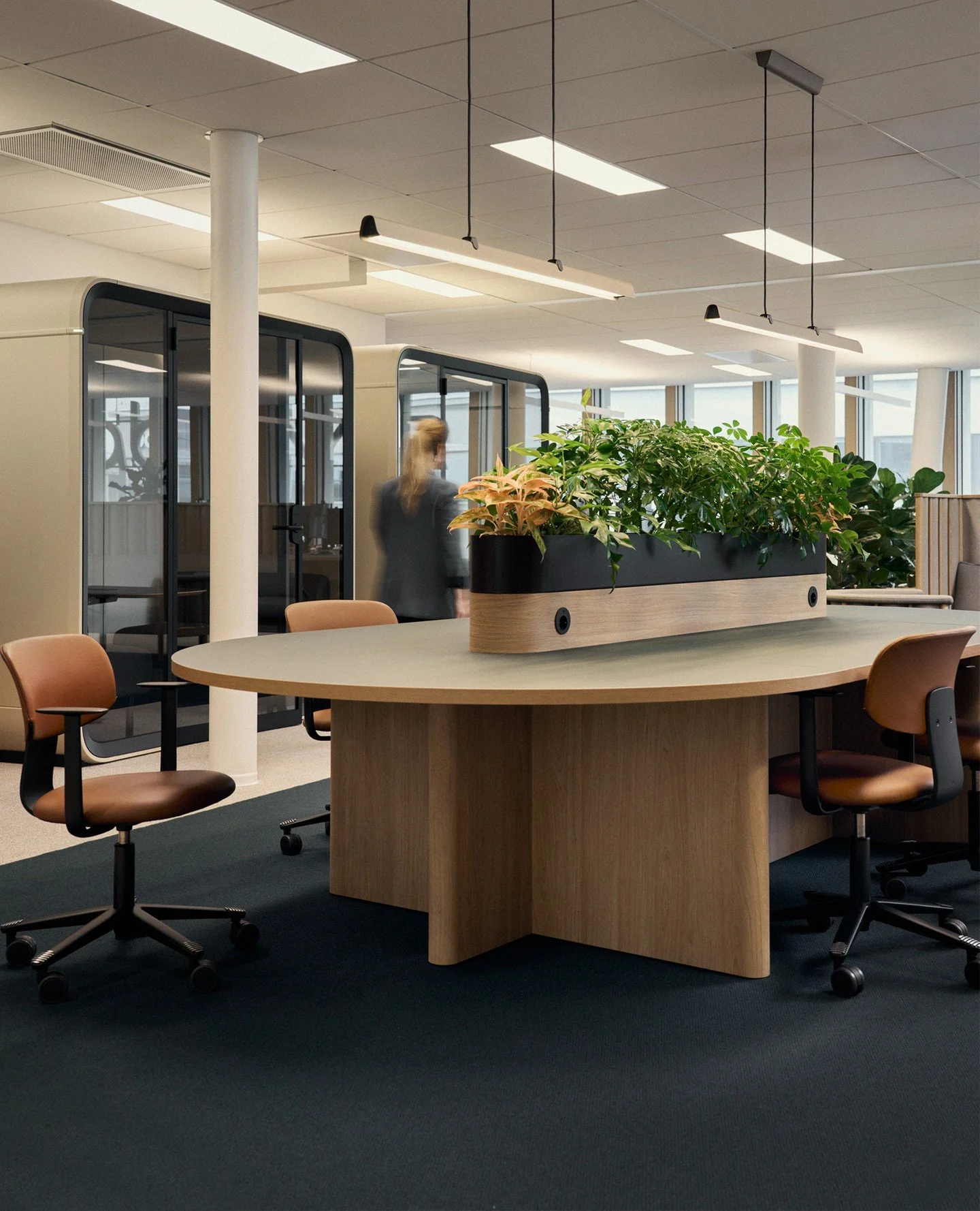 Hos AbbVie har vi tillskapat flera specialbord i kontorslandskapet. Vi kallar dem f&ouml;r Work Islands eftersom id&eacute;n &auml;r att de ska fungera som &ouml;ar att landa vid - b&aring;de f&ouml;r att jobba individuellt och i team. Designade av S