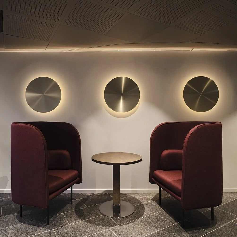 Ett av v&aring;ra bidrag i t&auml;vlingen Sveriges Snyggaste Kontor!⁠
⁠
En tidigare lite bortgl&ouml;md yta i Atlas Copcos Groups entr&eacute; har f&aring;tt ett helt nytt koncept! Ytan &auml;r l&aring;ngsmal och ligger en bit in i lokalen, inkilad m