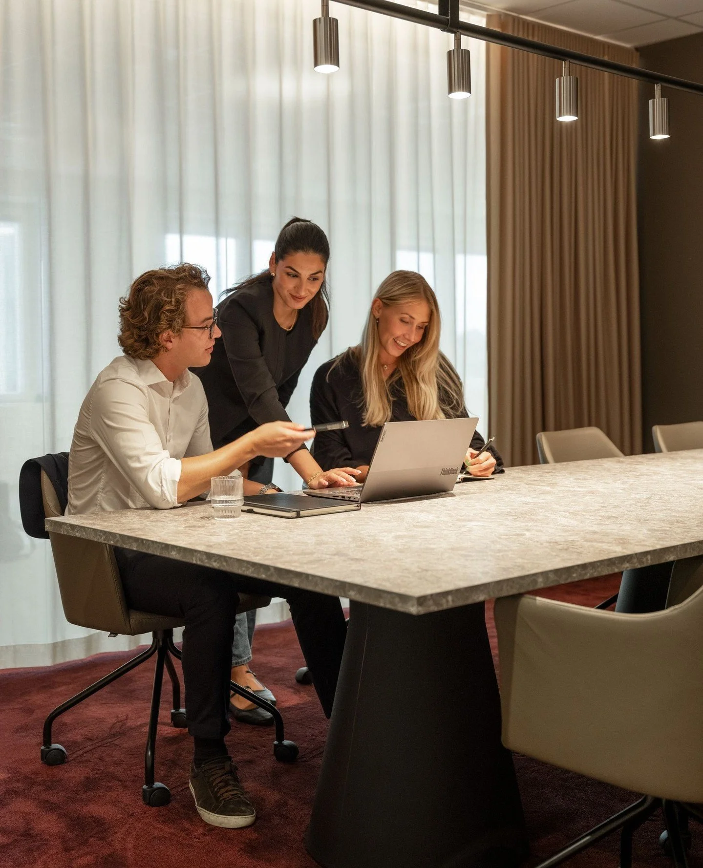 Ett av de fyra bidrag i tävlingen Sveriges snyggaste kontor som vi har varit med och utvecklat – kontorsfastigheten Gustav III! 
Fastigheten – som uppfördes runt millenieskiftet – karaktäriseras av ett starkt samti