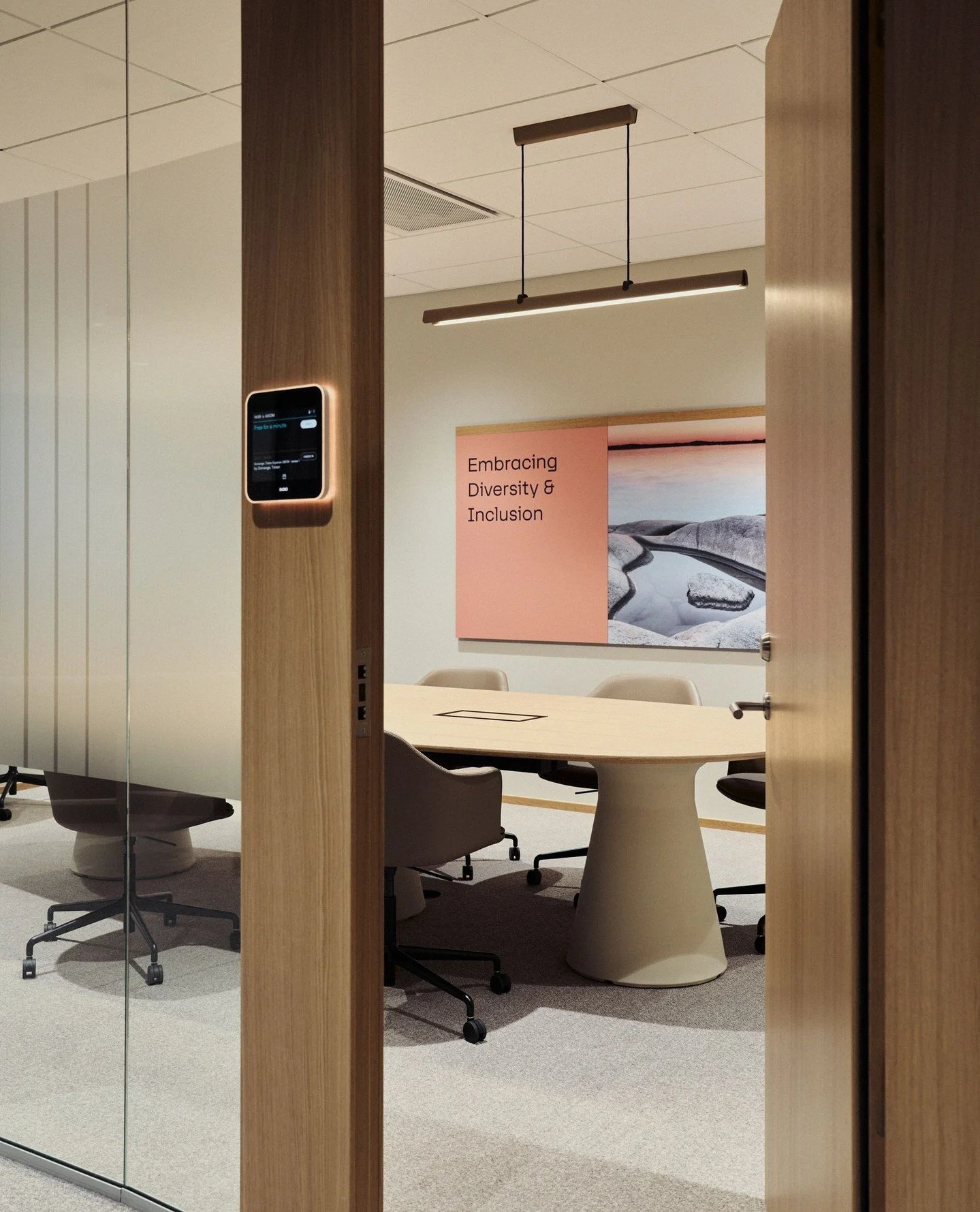 Ett av de fyra bidrag i tävlingen Sveriges snyggaste kontor som vi har varit med och utvecklat - huvudkontoret för @abbviesverige ! 
Kontoret är beläget i fastigheten Forskaren, Hagastadens nya destination för life science