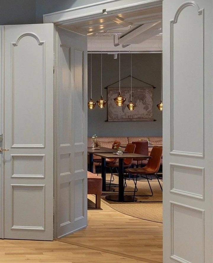 Navigraphs nya huvudkontor i Stockholm är med och tävlar i Sveriges Snyggaste Kontor – se länk i bio för att komma till röstningen! 
Konceptet är utvecklat i ett nära samarbete mellan Navigraph och Spectrum