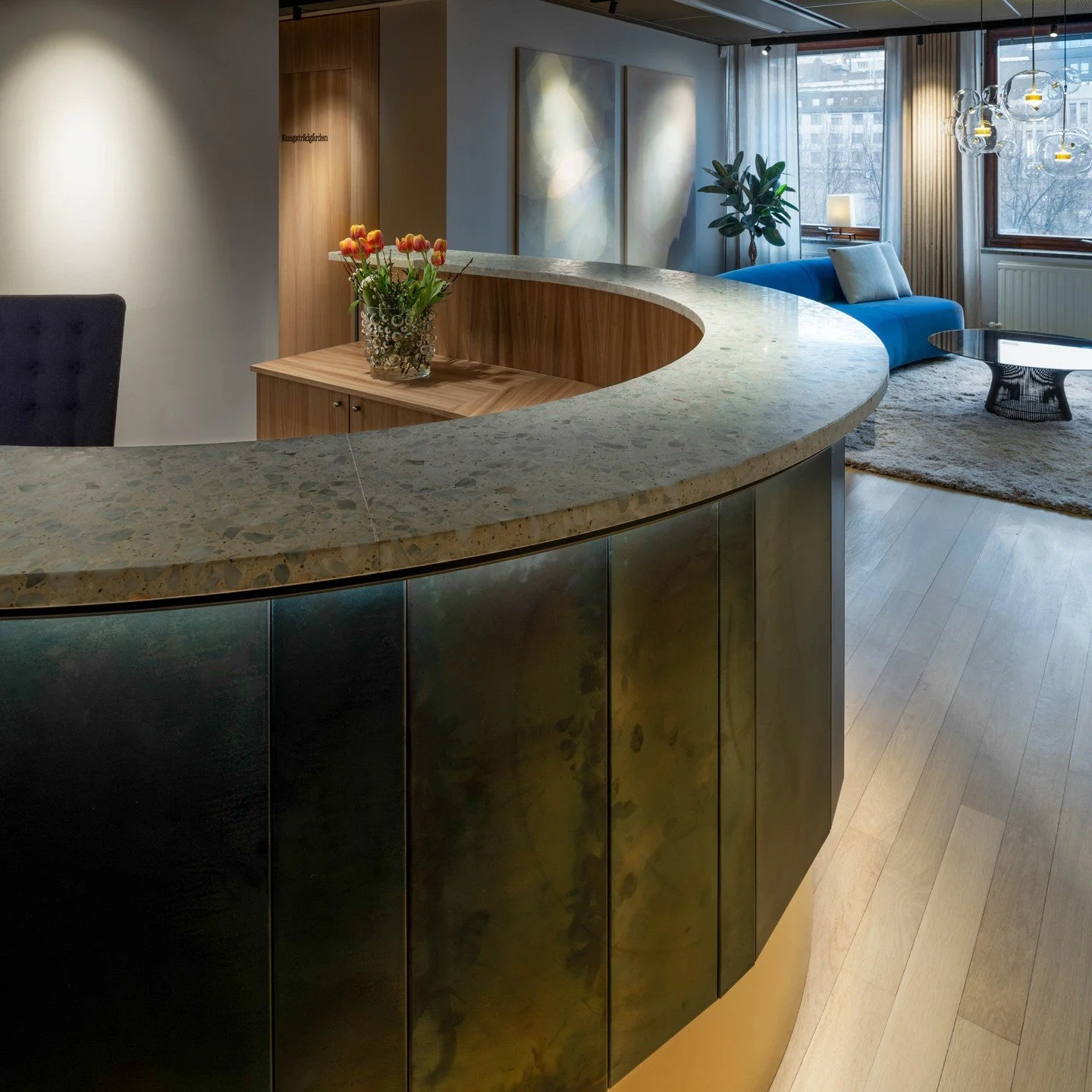 F&ouml;r @snellman_advokatbyra har vi utvecklat ett koncept som bygger p&aring; v&auml;rme och exklusivitet i skandinavisk tappning. Centralt i entr&eacute;n har vi formgett en pianoformad receptionsdisk med materialkontraster av oljebr&auml;nd pl&ar