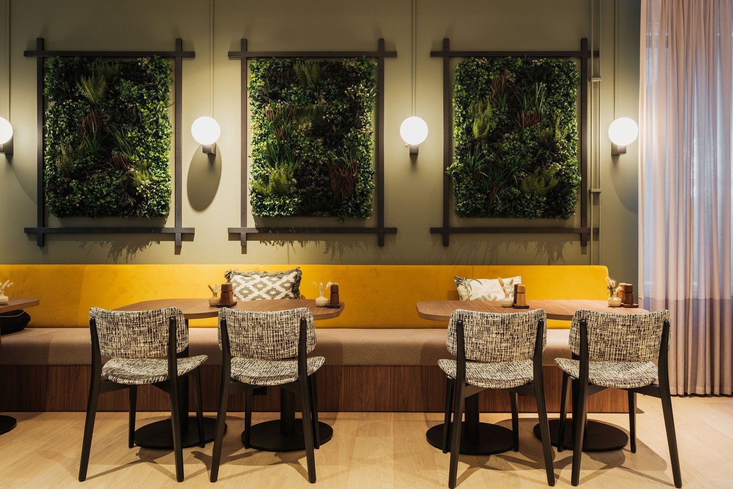 En modern tolkning av den klassiska bistron hos Sabis Bistro Petite! H&auml;r har vi l&aring;tit m&auml;ttade kul&ouml;rer, taktila material och grafiska m&ouml;nster f&aring; st&aring; i centrum f&ouml;r att skapa en inbjudande och om&auml;ndertagen