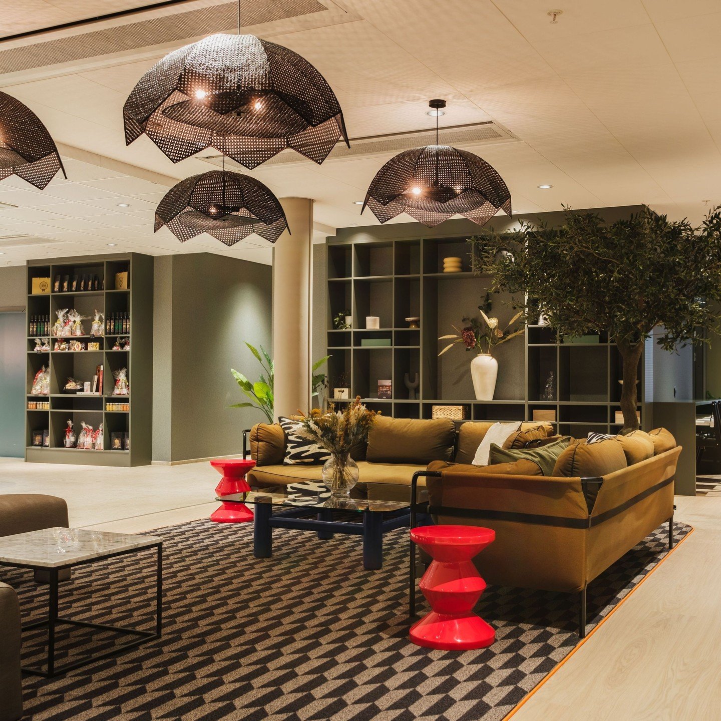 En modern tolkning av den klassiska bistron hos Sabis Bistro Petite! H&auml;r har vi l&aring;tit m&auml;ttade kul&ouml;rer, taktila material och grafiska m&ouml;nster f&aring; st&aring; i centrum f&ouml;r att skapa en inbjudande och om&auml;ndertagen