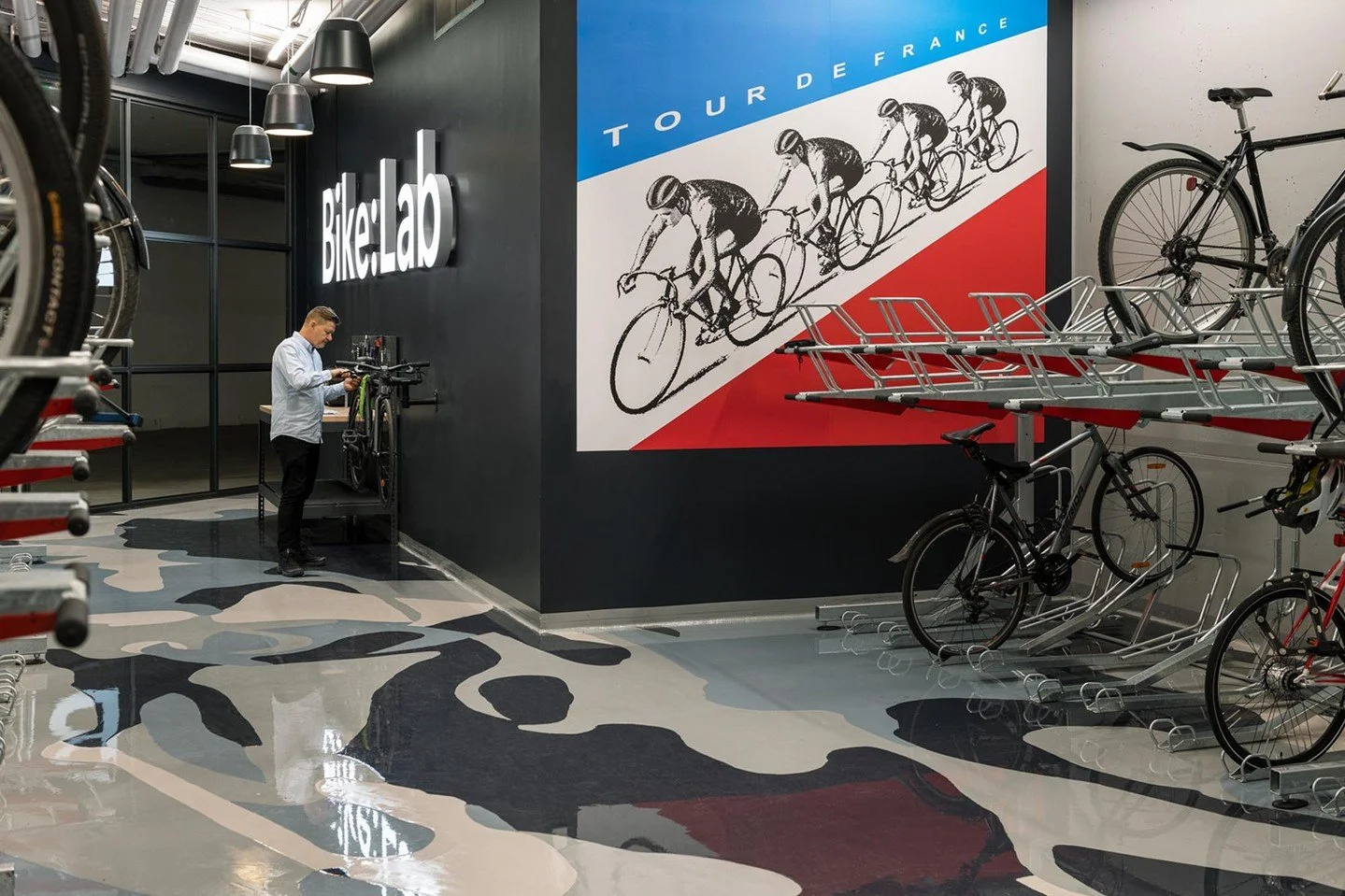 Gate: 01 &auml;r ett premiumkontorskoncept i SAS tidigare huvudkontor och blev som f&ouml;rsta kontorshus i Sverige Fitwel-certifierat. Bel&auml;get i Fastigheten erbjuder ett all-inclusive-uppl&auml;gg med ljus, gr&ouml;nska och n&auml;rhet till nat