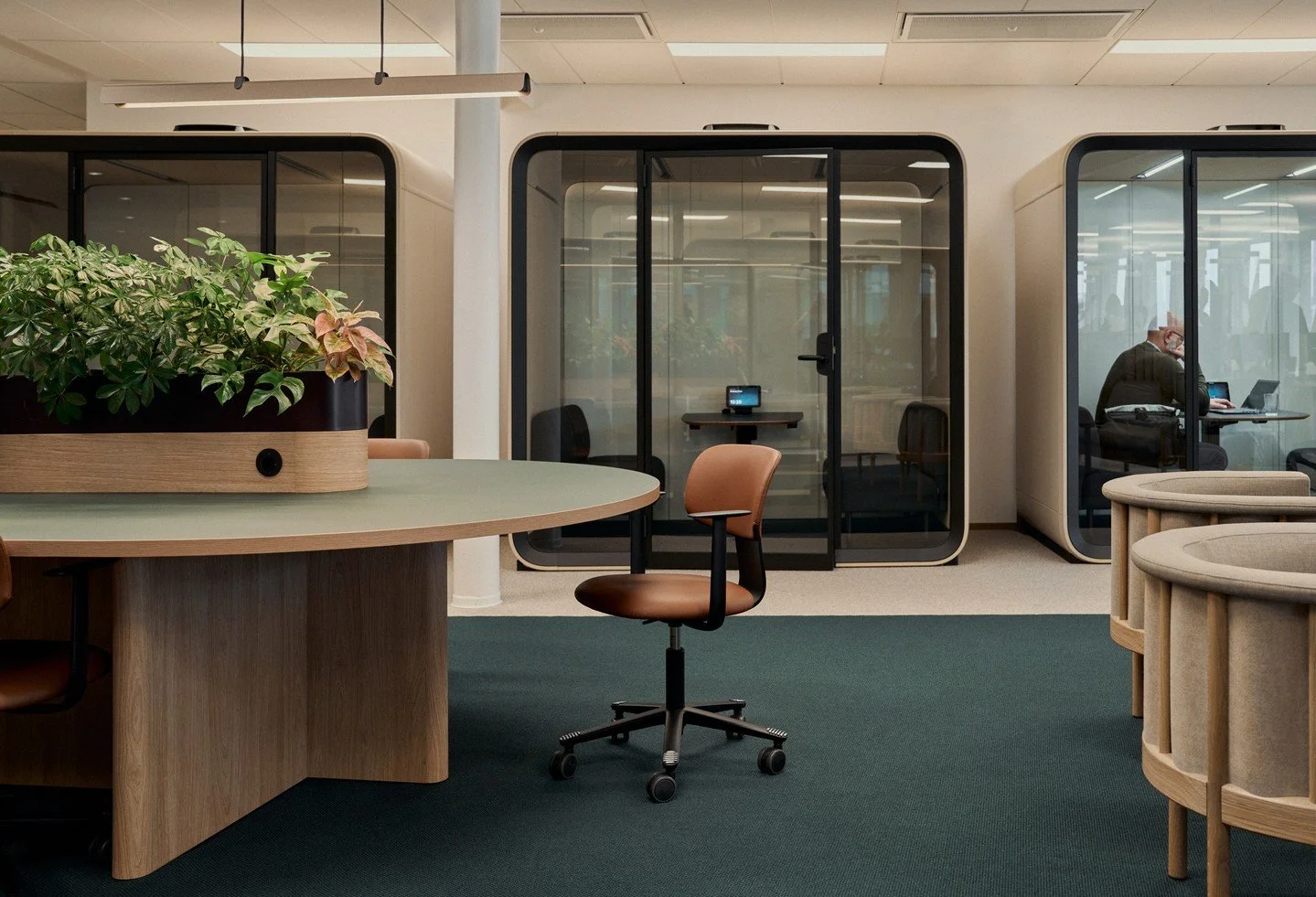 Hos AbbVie har vi tillskapat flera specialbord i kontorslandskapet. Vi kallar dem f&ouml;r Work Islands eftersom id&eacute;n &auml;r att de ska fungera som &ouml;ar att landa vid - b&aring;de f&ouml;r att jobba individuellt och i team. Designade av S