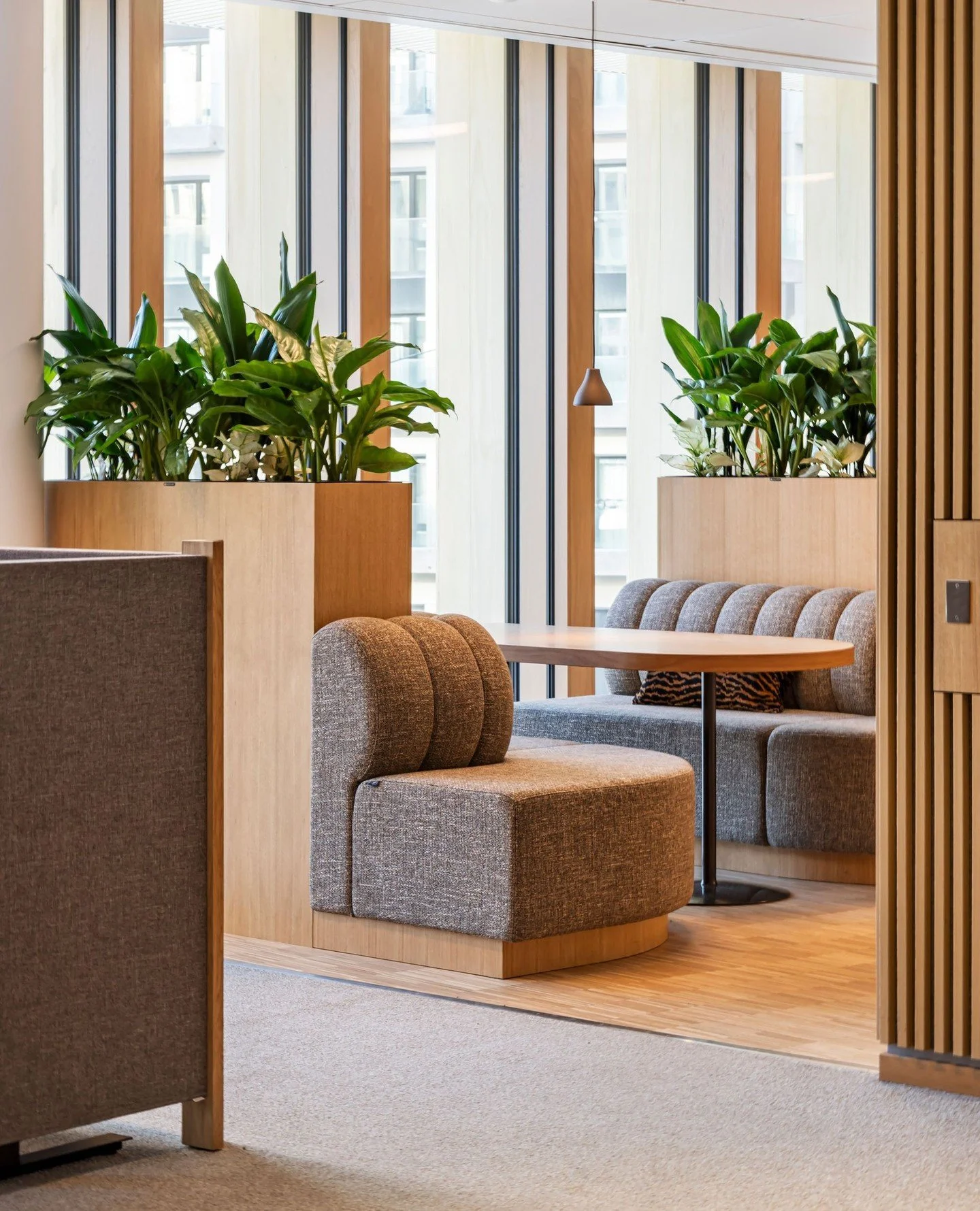 I Vecturas nya coworking i Hagastaden har vi designat m&aring;nga rum i rummet-l&ouml;sningar f&ouml;r att arbetsmilj&ouml;n ska erbjuda en bred variation i hur m&auml;nniskor kan m&ouml;tas och jobba. Som h&auml;r, i coffice-delen, d&auml;r specials