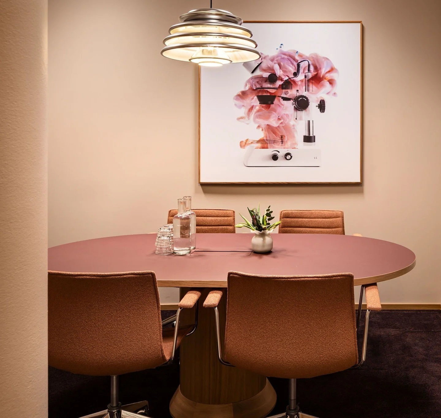 I coworkingen p&aring; Forskaren f&aring;r den grafiska identiteten ta plats i rummet. H&auml;r har konstverket p&aring; v&auml;ggen f&aring;tt s&auml;tta tonen!⁠
⁠
Fotograf: Mattias Hamr&eacute;n