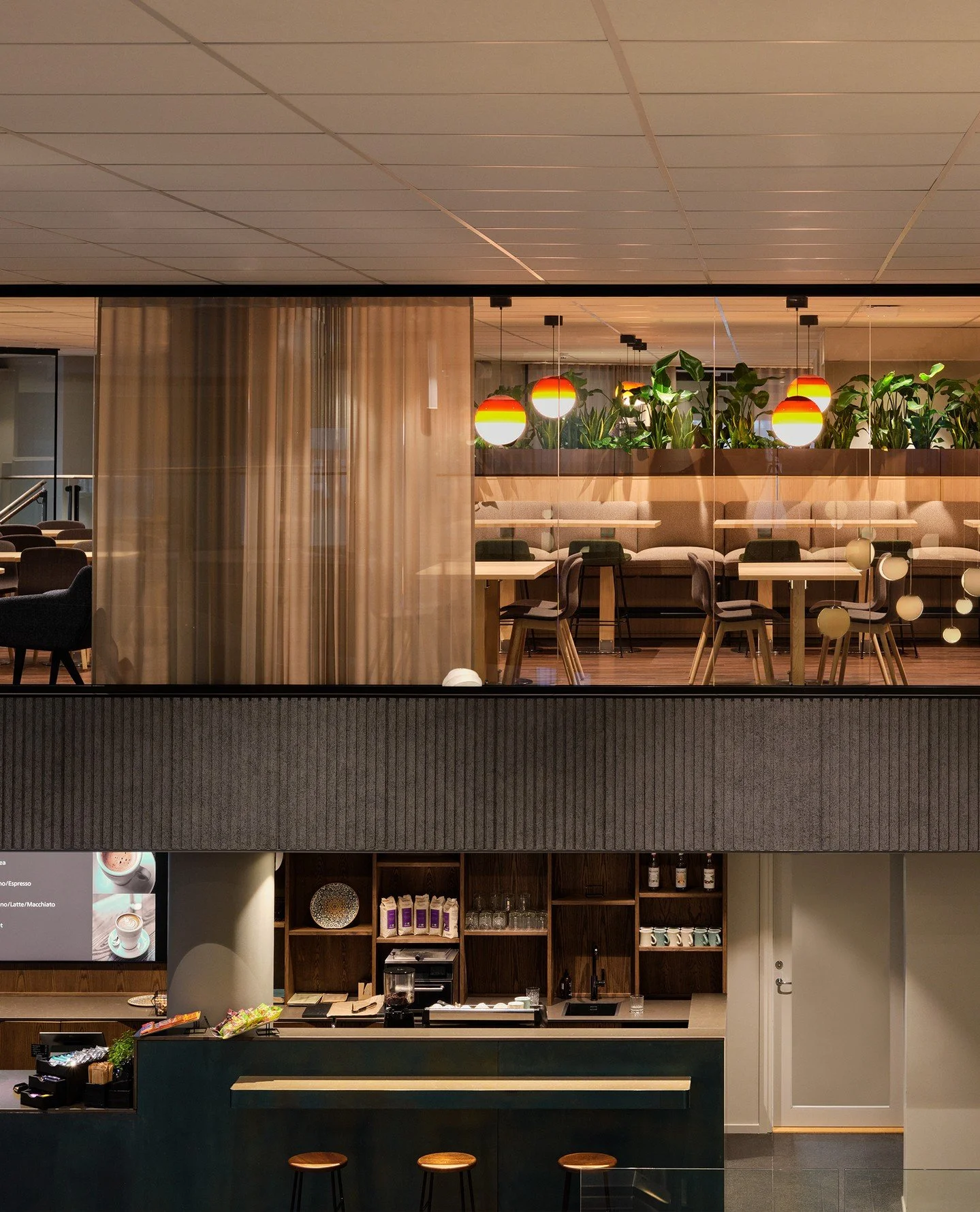 Transformationsprojekt av de externa delarna av Atlas Copco HQ &ndash; svep f&ouml;r f&ouml;re-bild!⁠
⁠
Ansvarig arkitekt, ansvarig inredningsarkitekt: Spectrum Arkitekter⁠
Best&auml;llare: @atlascopcogroup⁠
Fastighets&auml;gare: @atriumljungberg⁠
Fo