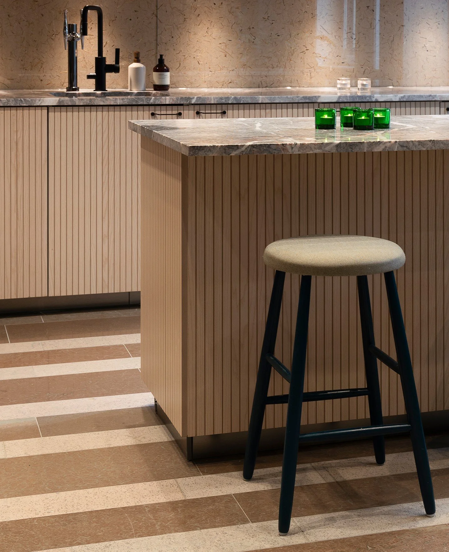 Ton i ton &ndash; men allt annat &auml;n tr&aring;kigt. I Fabege och Birger Bostads lokalkontor i centrala Stockholm har vi arbetat med en rik variation av material och m&ouml;nster, samst&auml;mda i kul&ouml;r, f&ouml;r att skapa en palett som b&ari