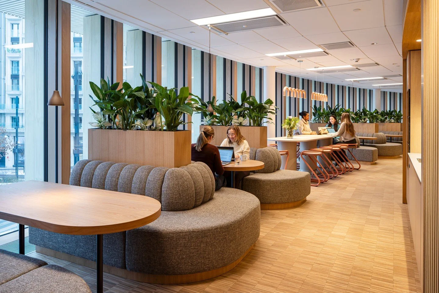 Dagens reminder f&ouml;r &ouml;ppna landskap: Rum-i-rummet-l&ouml;sningar kan se ut p&aring; olika s&auml;tt!⁠
⁠
Projekt: Forskaren Coworking⁠
Best&auml;lllare: @vecura_fastigheter⁠
Leverant&ouml;r: @yllw_interior⁠
Fotograf: @mattiashamrenphoto