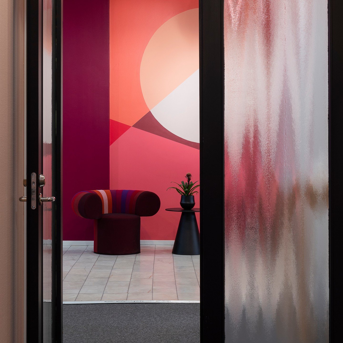 Fr&aring;n svartvit milj&ouml; till f&auml;rgstark - tillsammans med NCS har vi transformerat deras lokaler!⁠
⁠
Best&auml;llare: @ncscolour⁠
Fotograf: @jstrongphoto