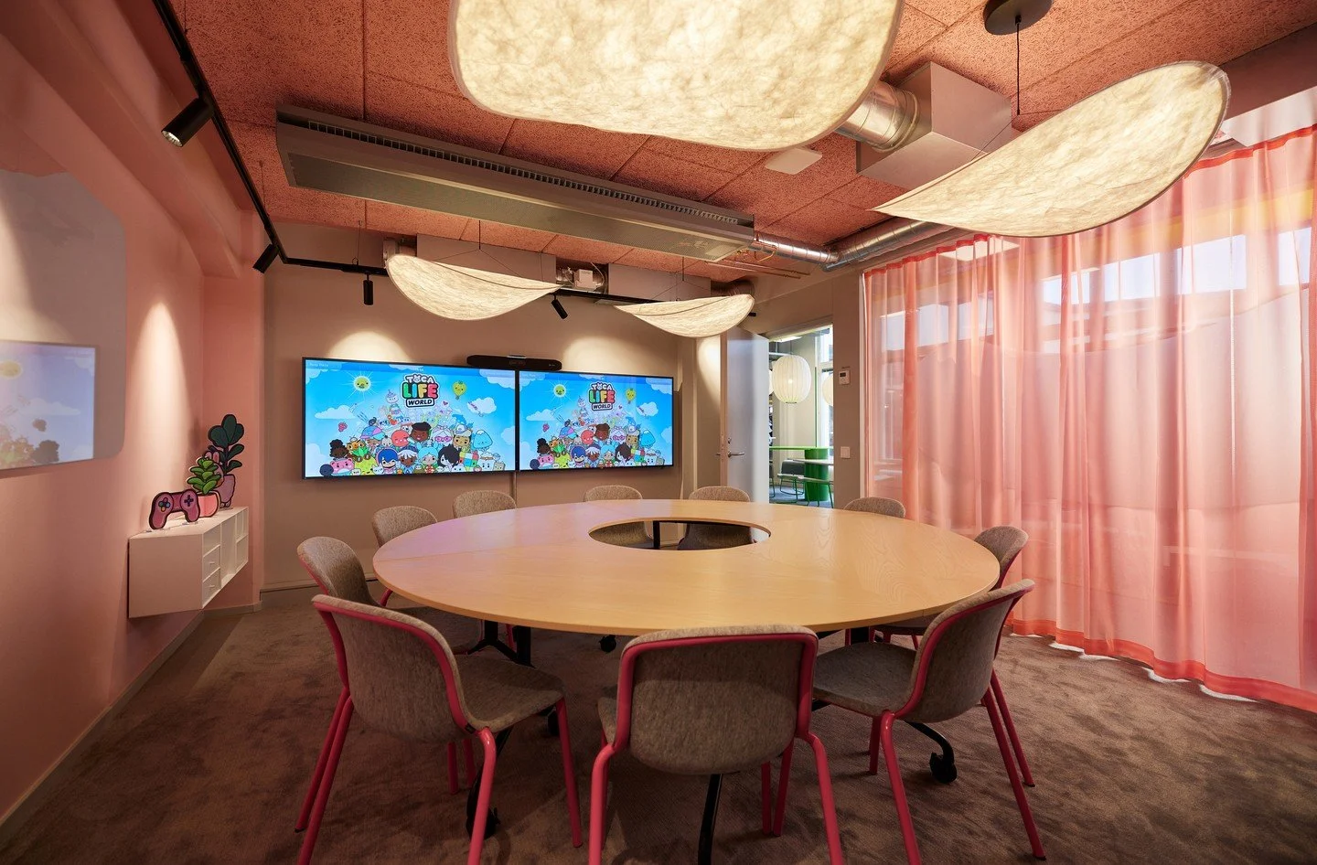 Vad f&aring;r dig att komma till jobbet?⁠
⁠
Vi tror att arbetsplatsen spelar en viktig roll i svaret p&aring; den fr&aring;gan. Som arkitekter hj&auml;lper vi f&ouml;retag att skapa milj&ouml;er som st&auml;rker b&aring;de verksamheten och m&auml;nni