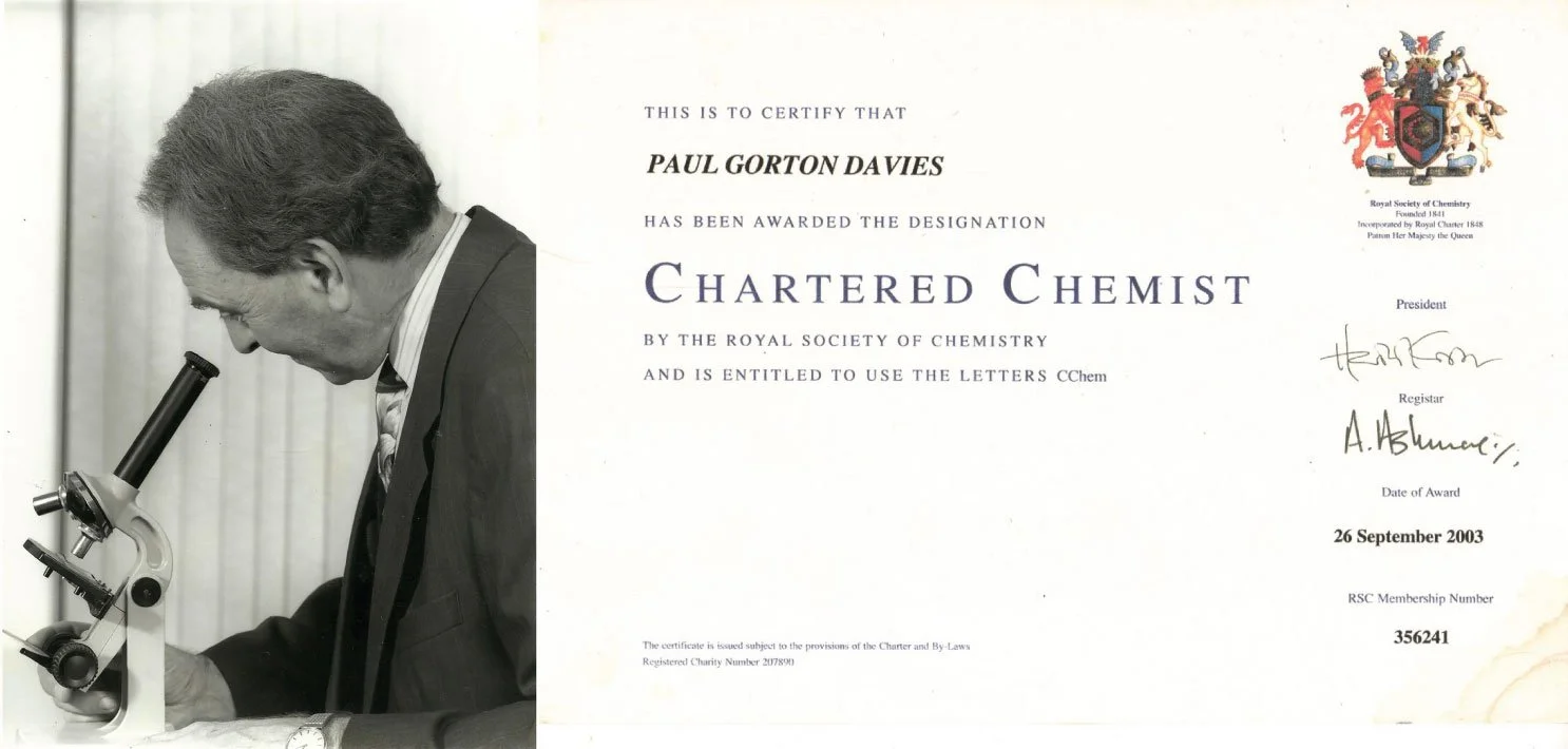 Dr. Paul G. Davies ผู้เชี่ยวชาญด้านเส้นผมและใบประกาศ Chartered Chemist จาก Royal Society of Chemistry ประเทศอังกฤษ