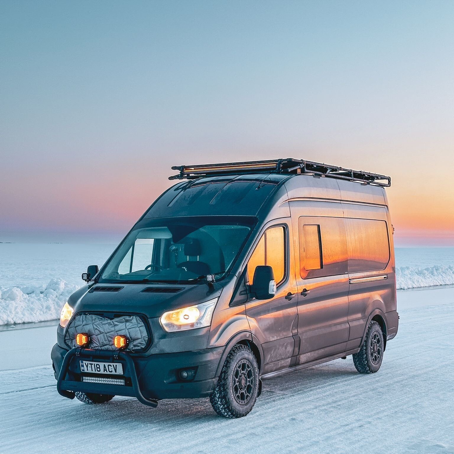 😮 EPIC CAPTURE, sent to us by @alexfrood 

We love it when you send us adventure shots ❄️🚐
.
#snow #snowy #arctic #vanlife #vanlove #offgrid