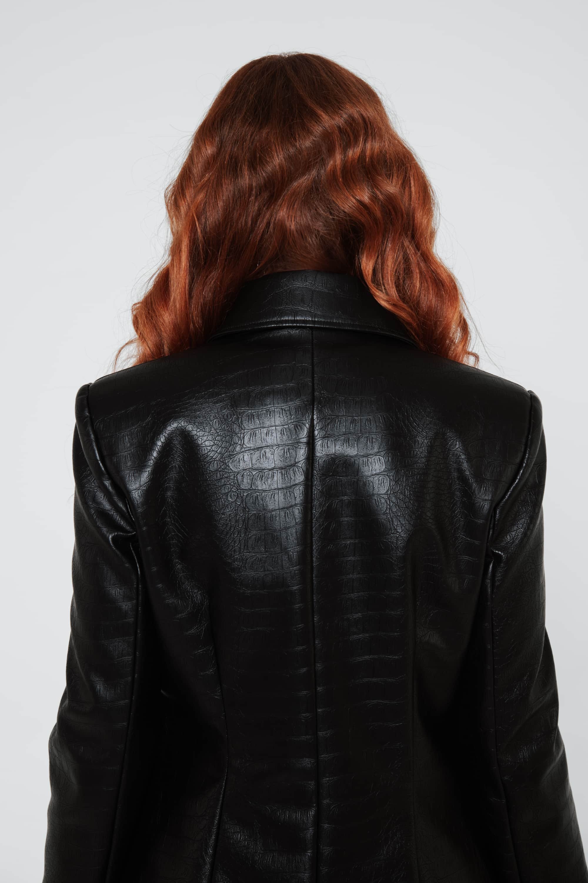 Dettagli cappotto donna nero lungo in ecopelle e stampa pitonata