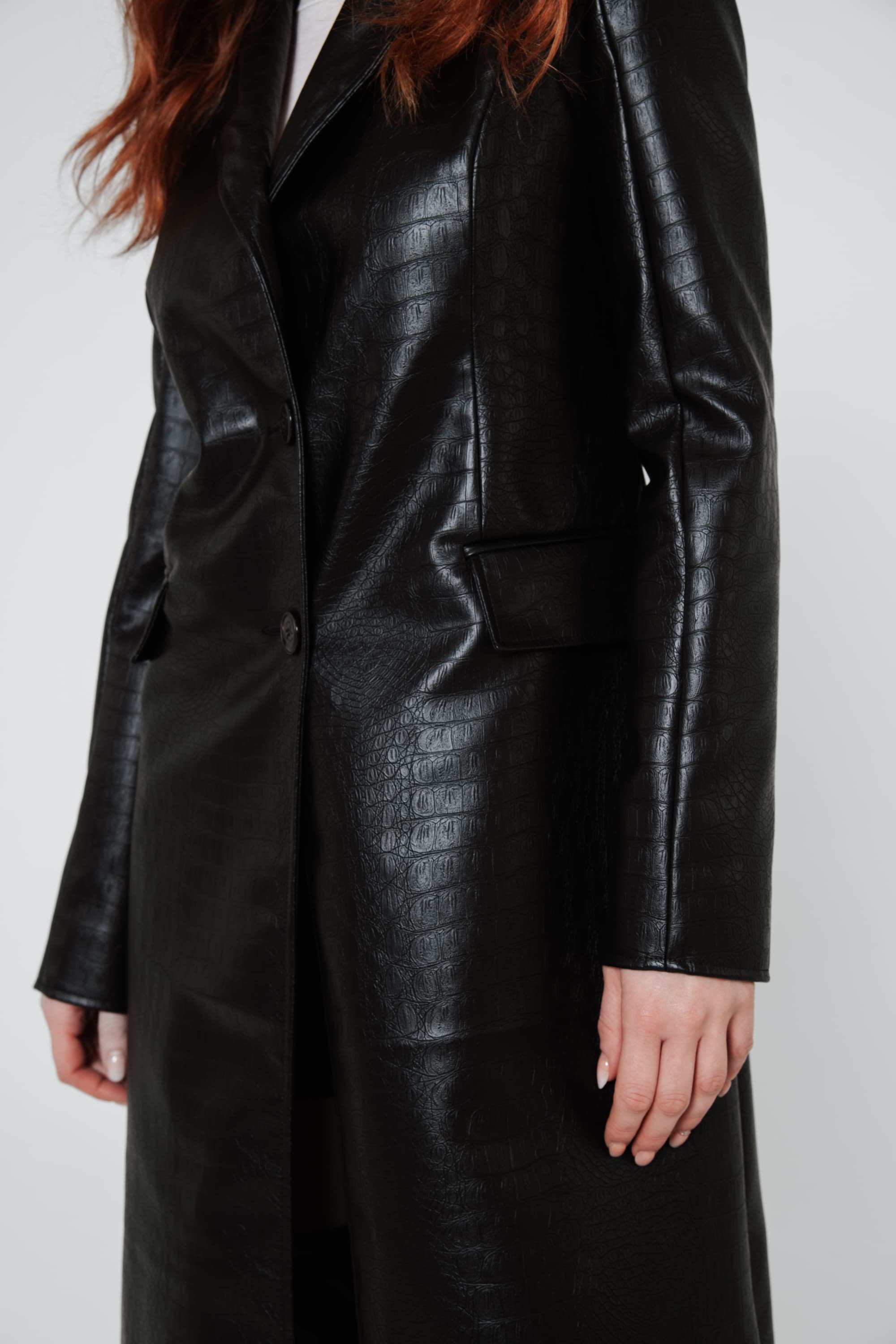 Dettagli cappotto donna nero lungo in ecopelle e stampa pitonata