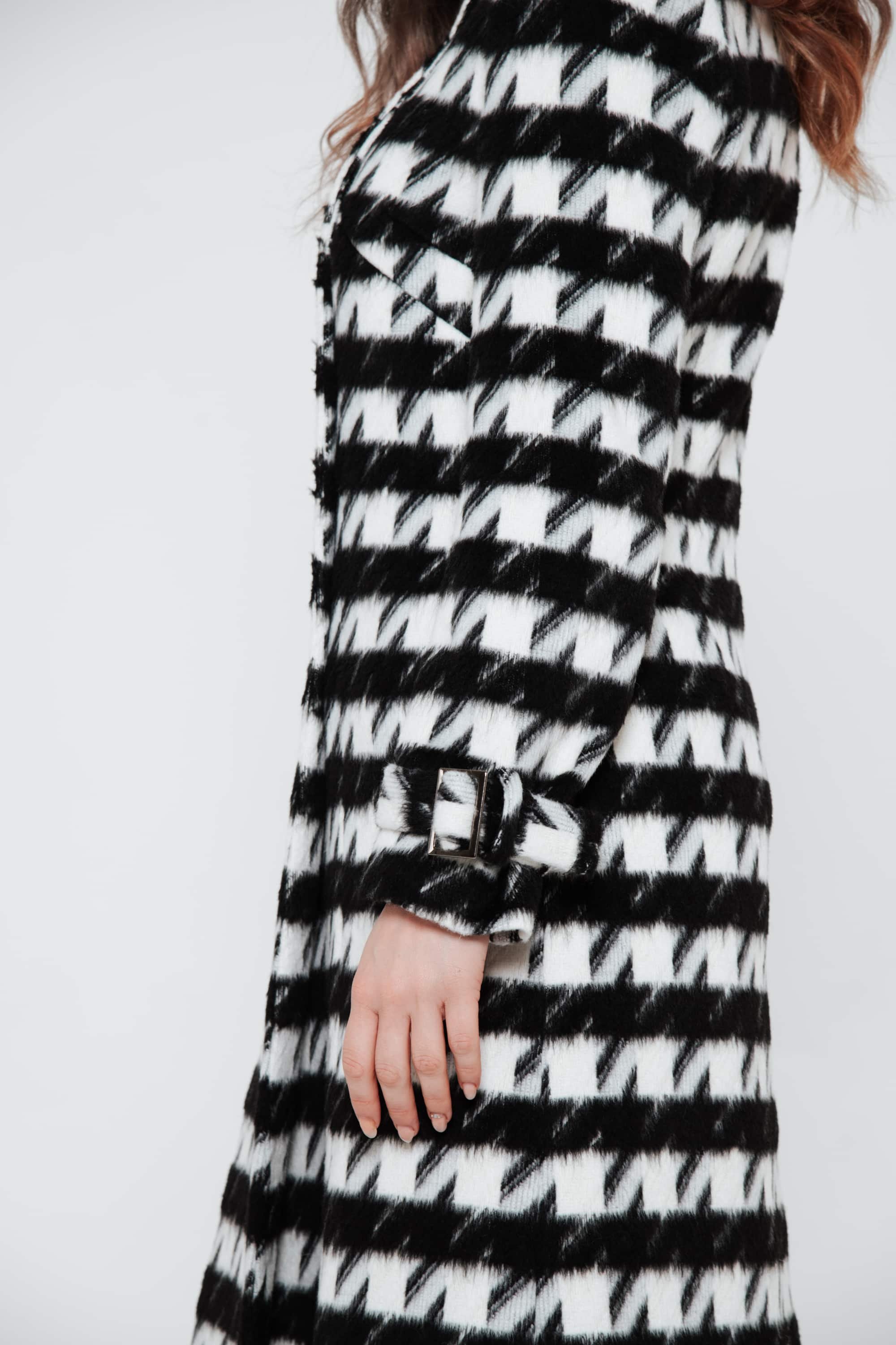 Dettaglio cappotto donna lungo in lana pied de poule con spacco laterale