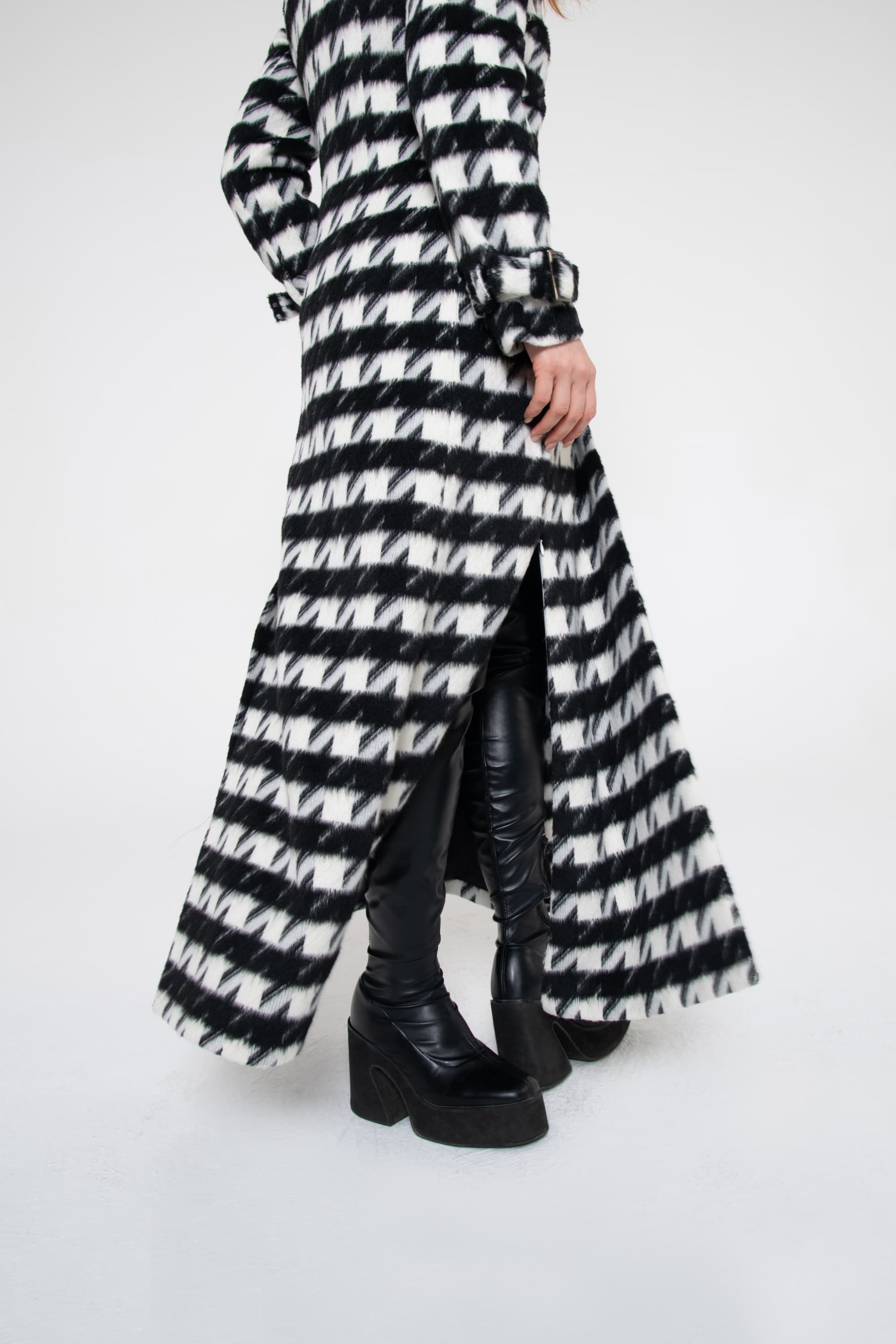 Dettaglio cappotto donna lungo in lana pied de poule con spacco laterale