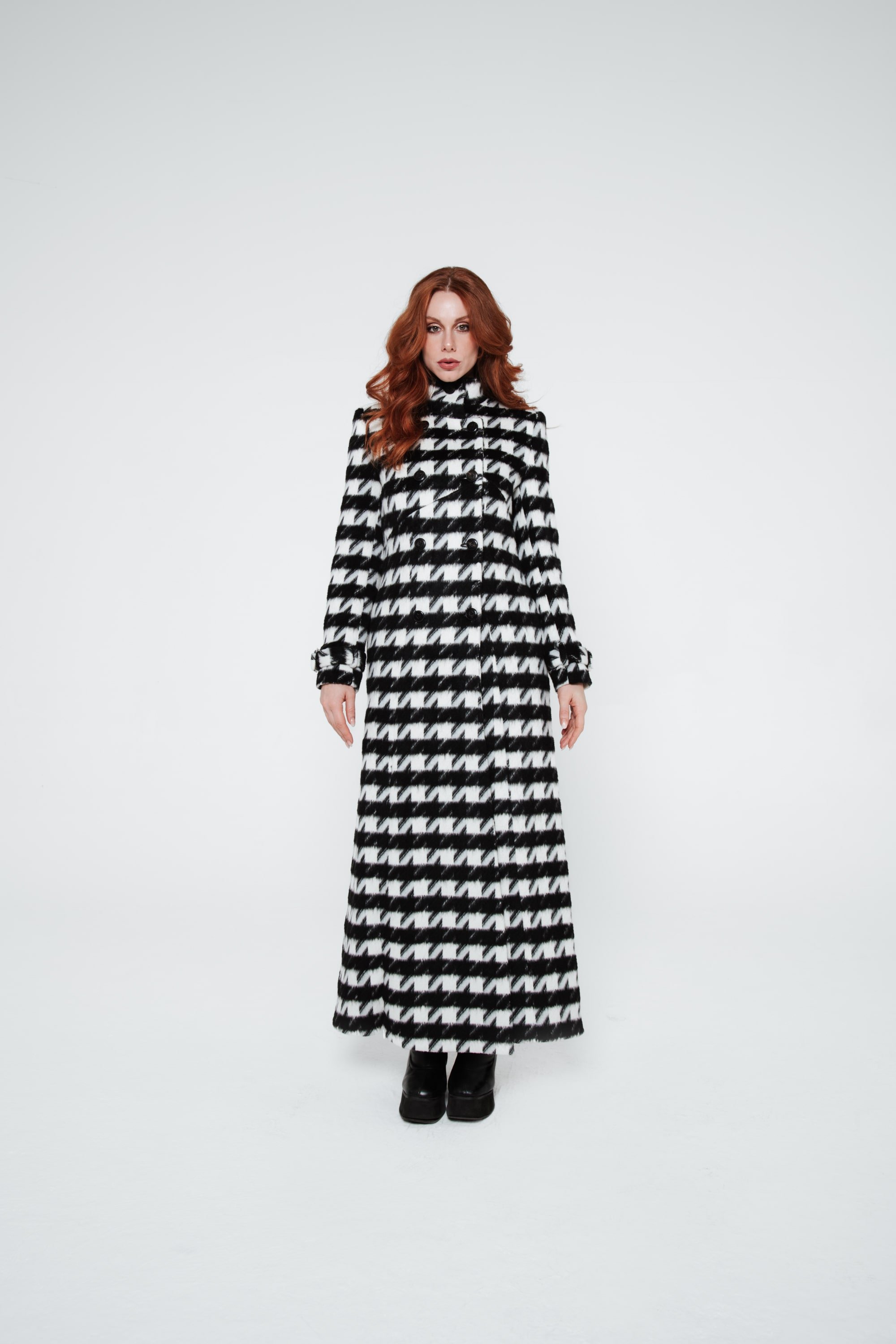 Dettaglio cappotto donna lungo in lana pied de poule con spacco laterale