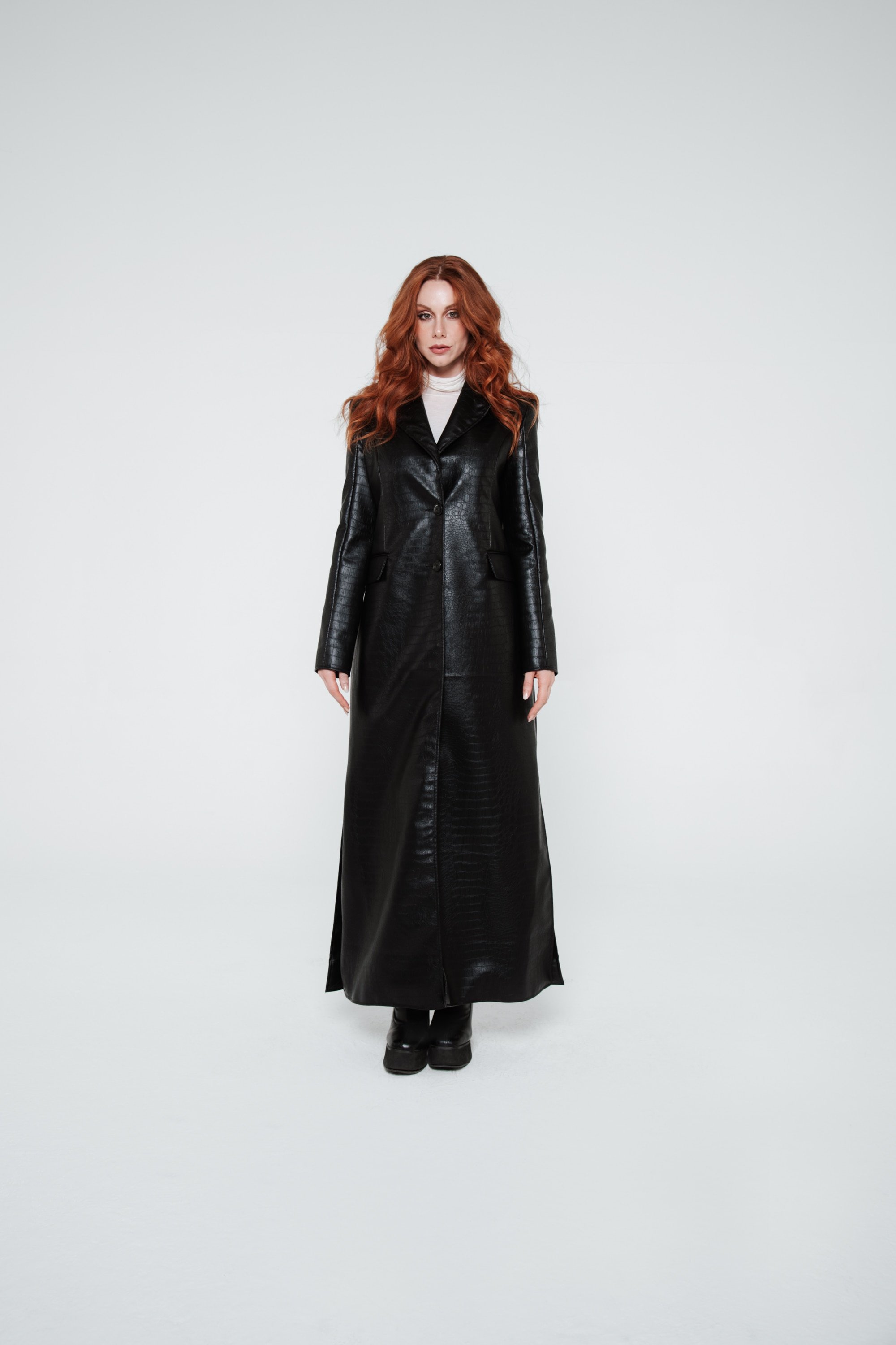 Dettagli cappotto donna nero lungo in ecopelle e stampa pitonata