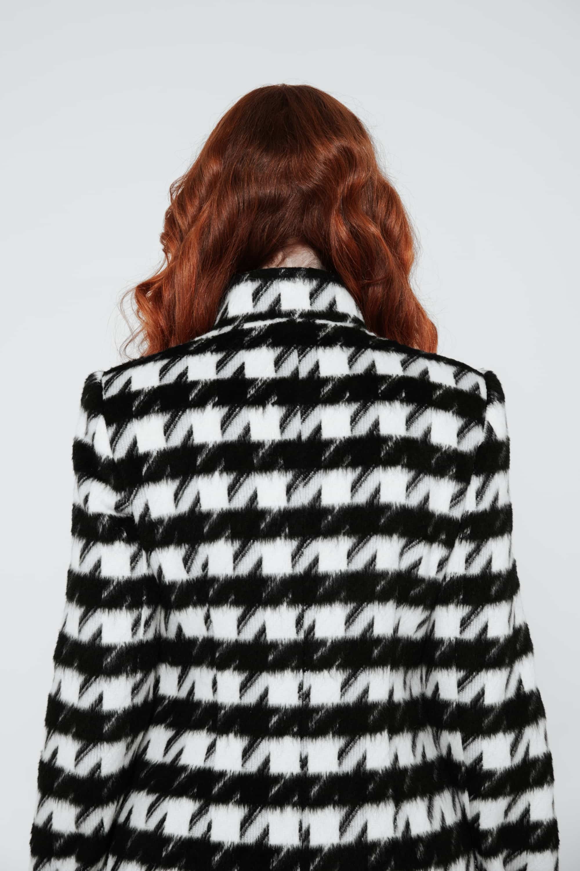 Dettaglio cappotto donna lungo in lana pied de poule con spacco laterale