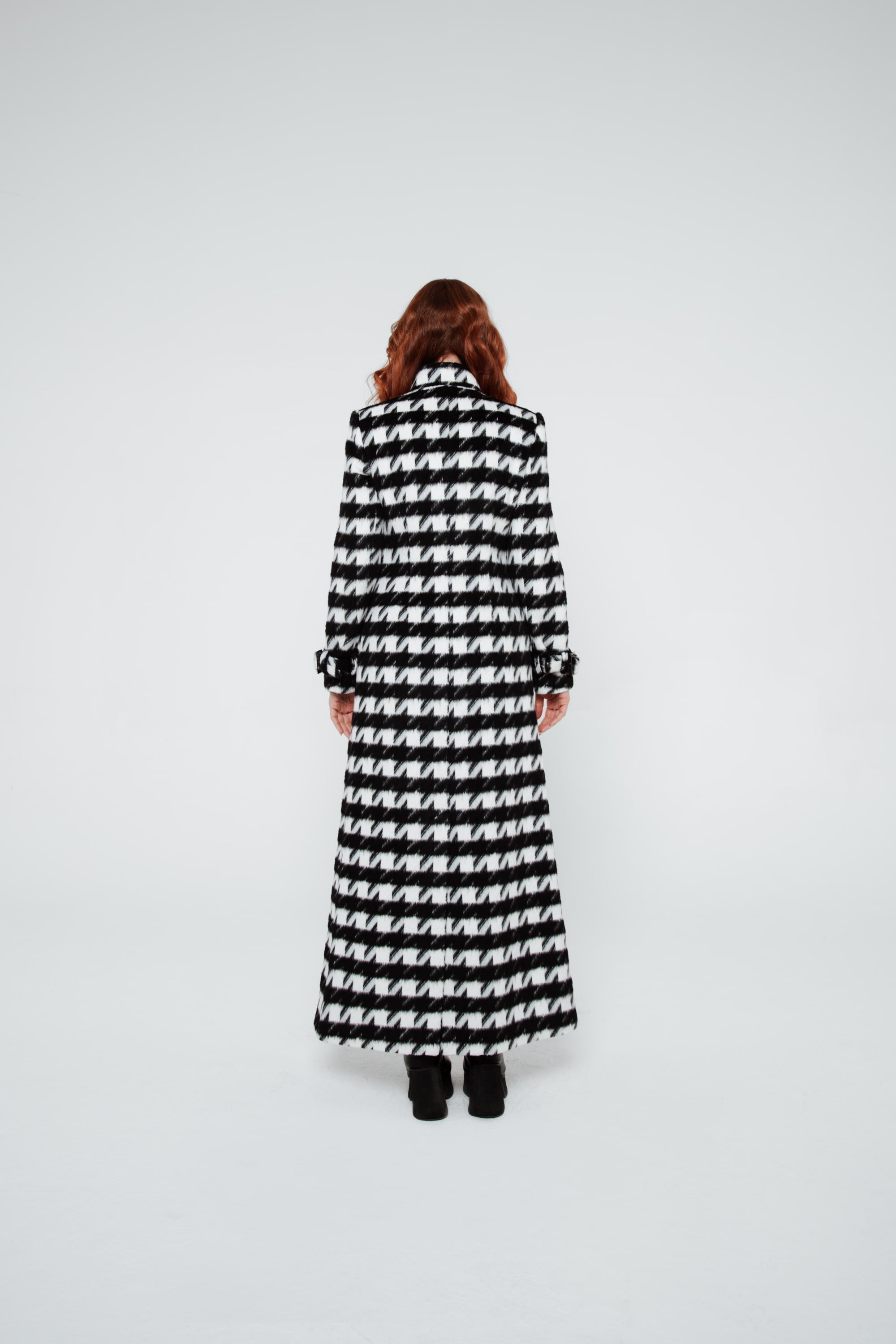 Dettaglio cappotto donna lungo in lana pied de poule con spacco laterale