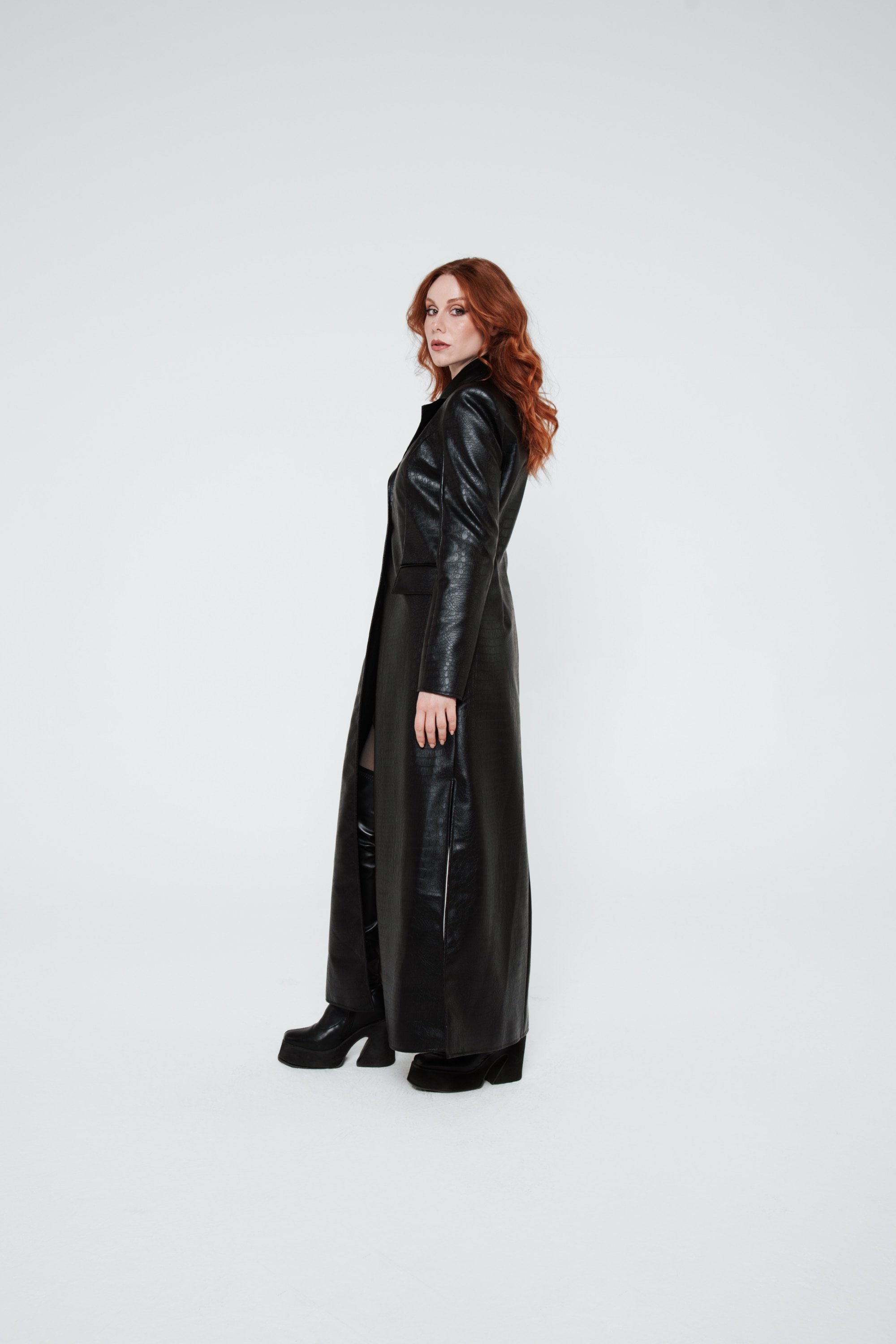 Dettagli cappotto donna nero lungo in ecopelle e stampa pitonata