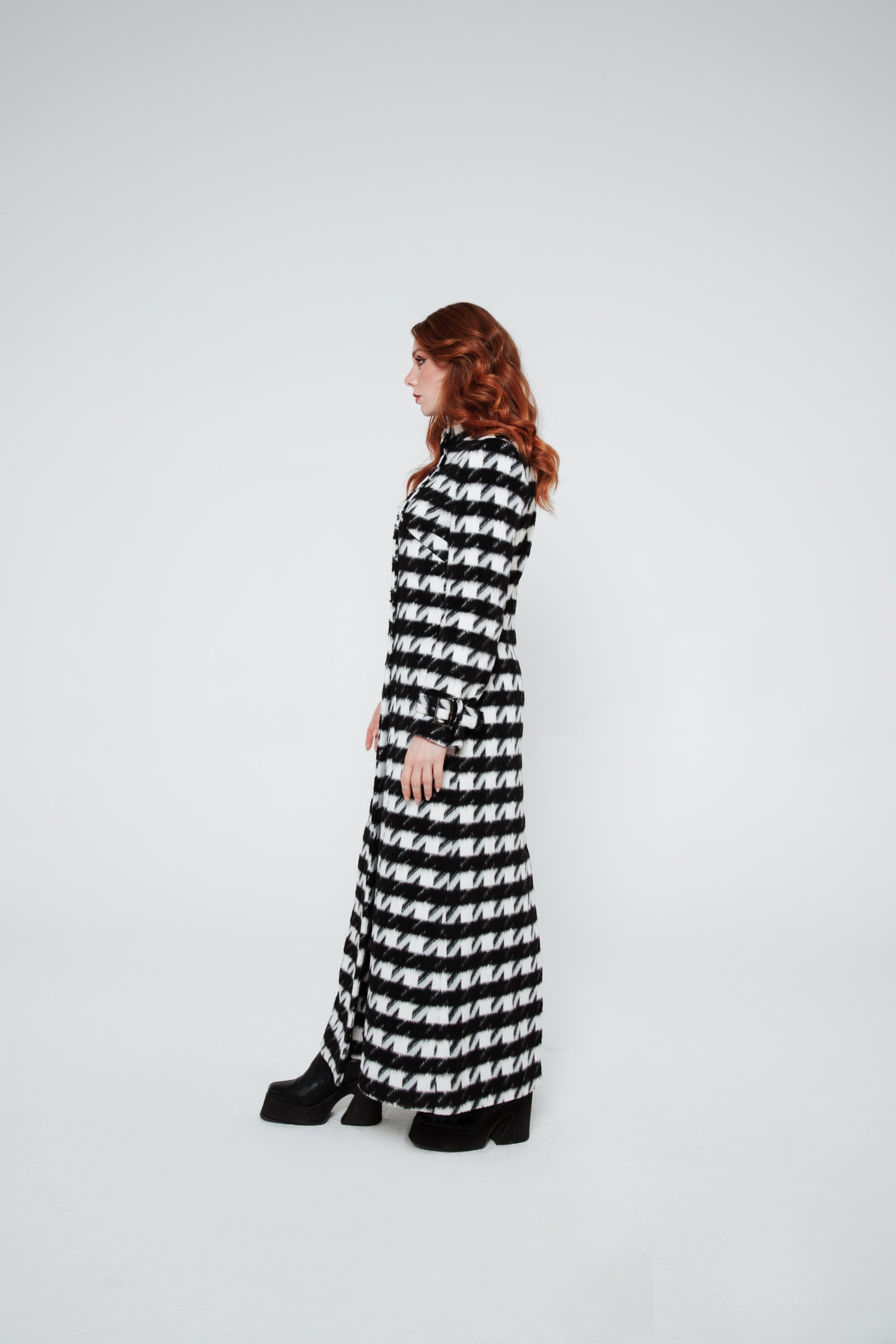 Dettaglio cappotto donna lungo in lana pied de poule con spacco laterale