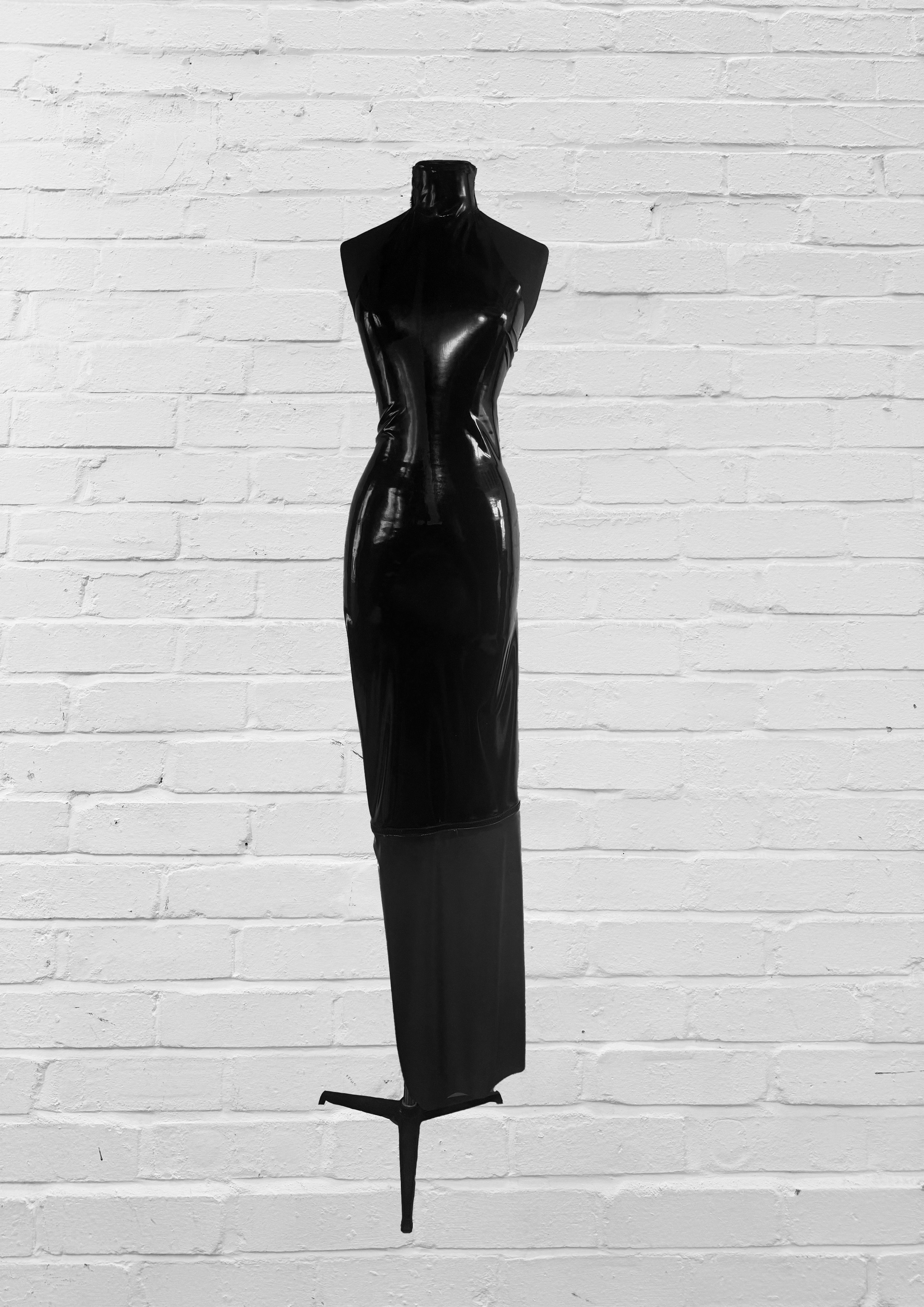 LATEX DRESS - FRONT WITH MANNEQUINN.png