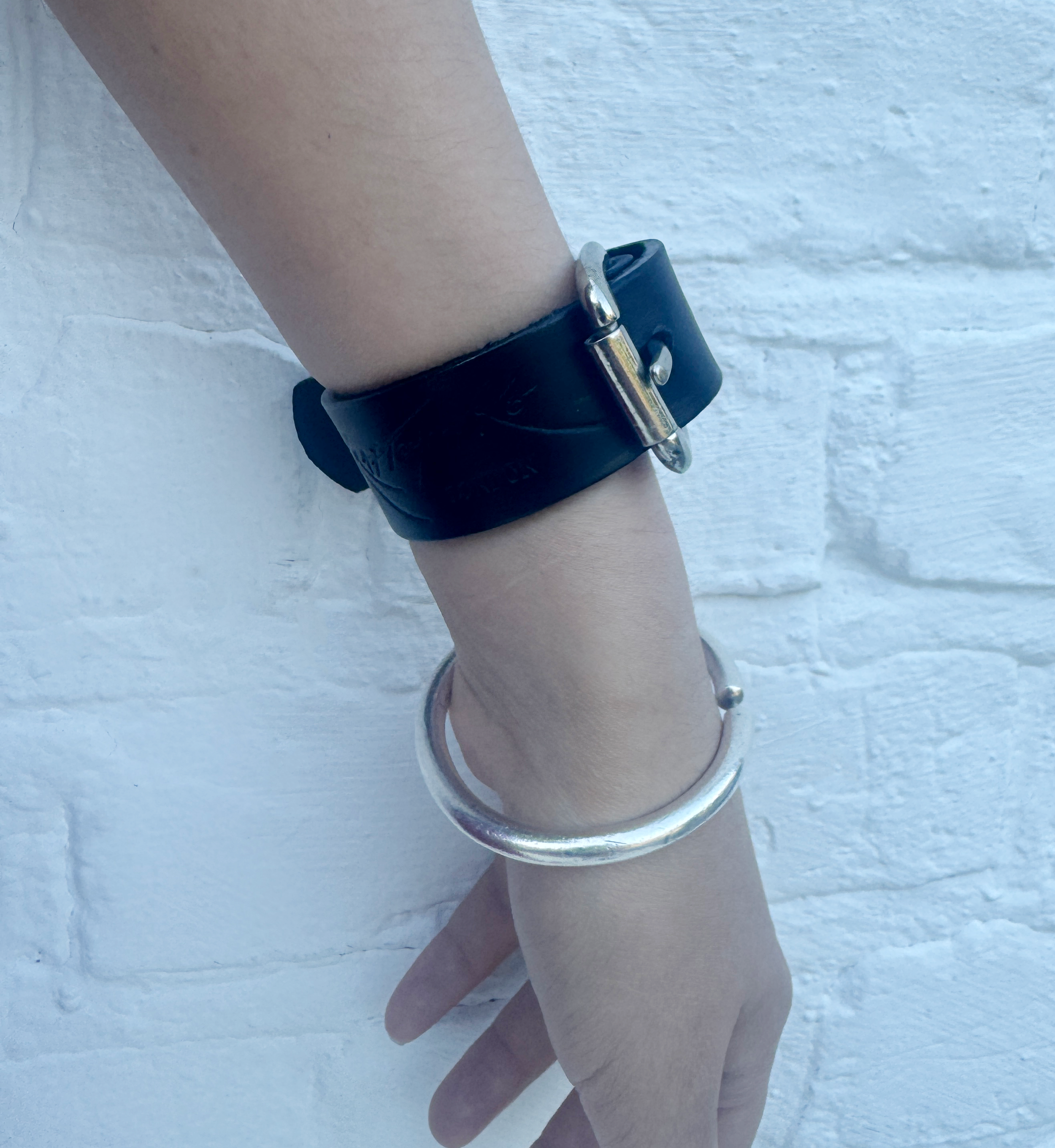 bracelet logo.png