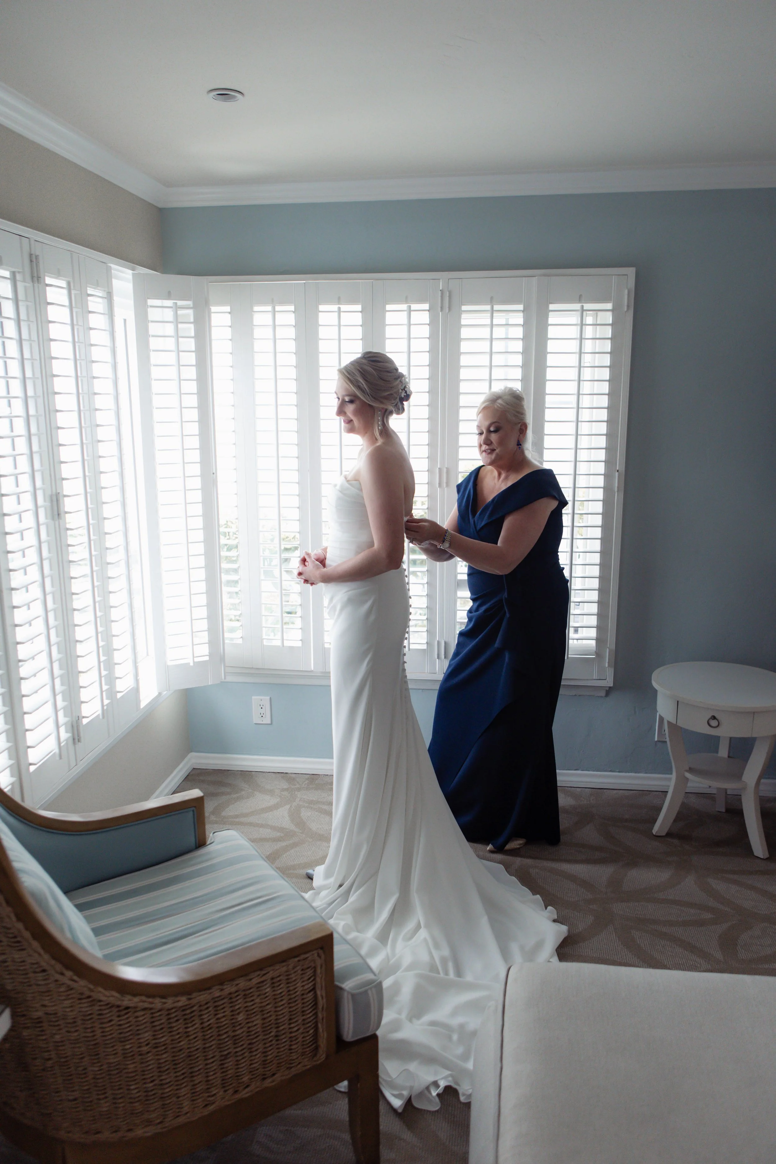 Candid photos of a wedding at The Wedding Bowl and Cuvier Club in La Jolla.