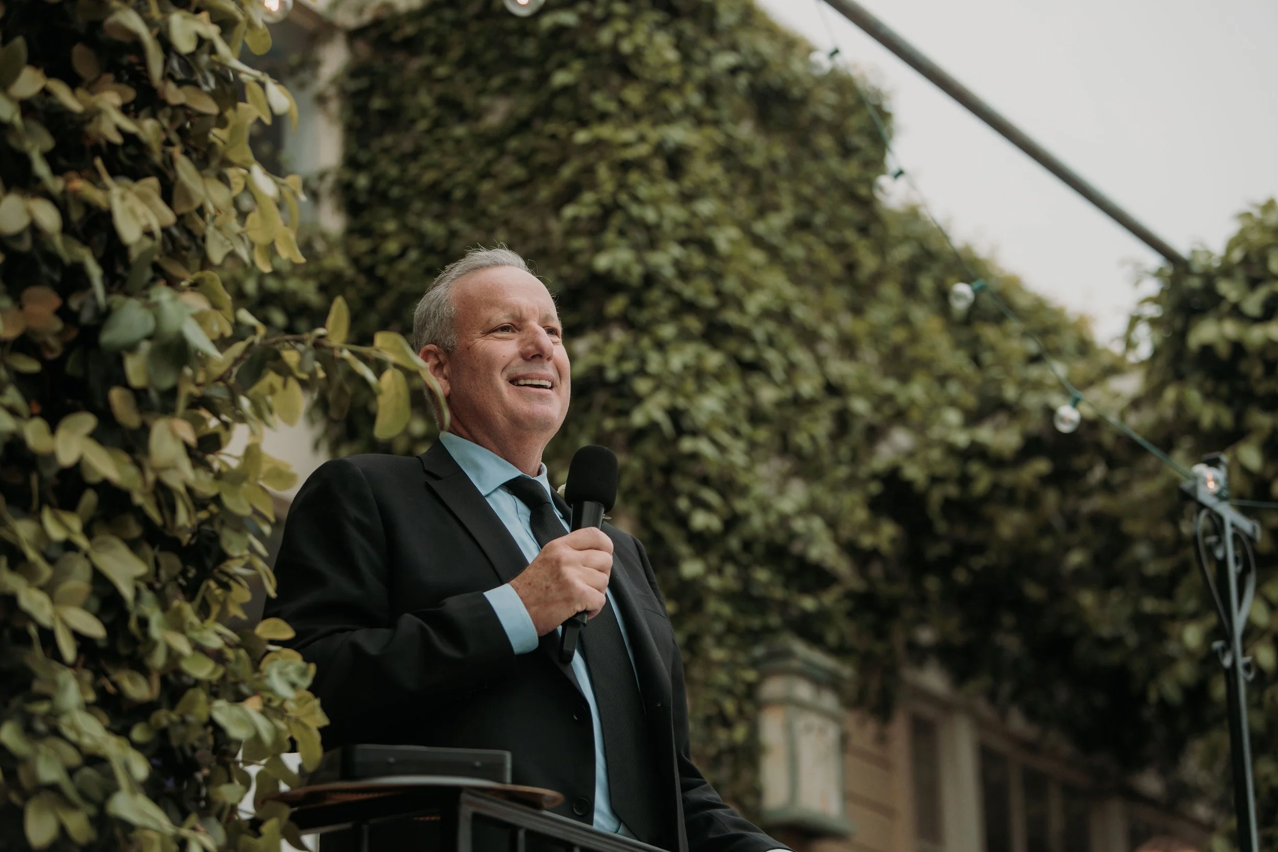 Candid photos of a wedding at The Wedding Bowl and Cuvier Club in La Jolla. San Diego wedding photography by Indigo West Photography.