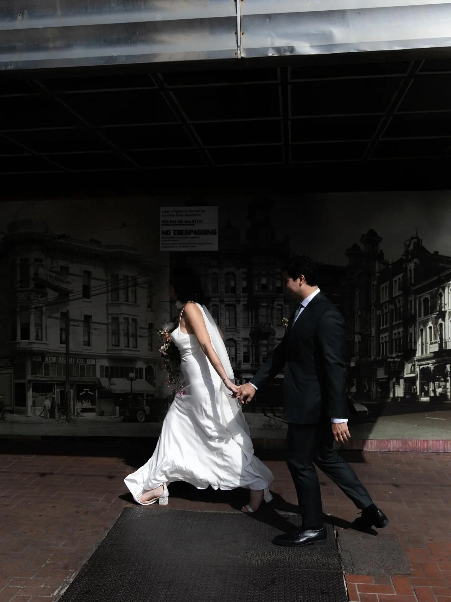 Celebrating Flora @florathevenue in downtown San Diego. One of my favorite local venues and one which really elevates your wedding experience by providing an excellent ambiance and top notch crew! Not to mention alllll the photo opportunities in the 