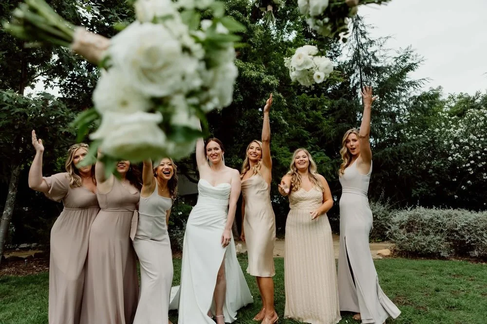 Beautiful, classic wedding at Malibou Lake Lodge. How about that ceremony arch !? 😱👌👌
Would love to get back to this venue soon. 
Thank you @bellabaxterevents for brining me on for this one + flawless execution on day of. 🥂 
.
.
.
#losangeleswedd