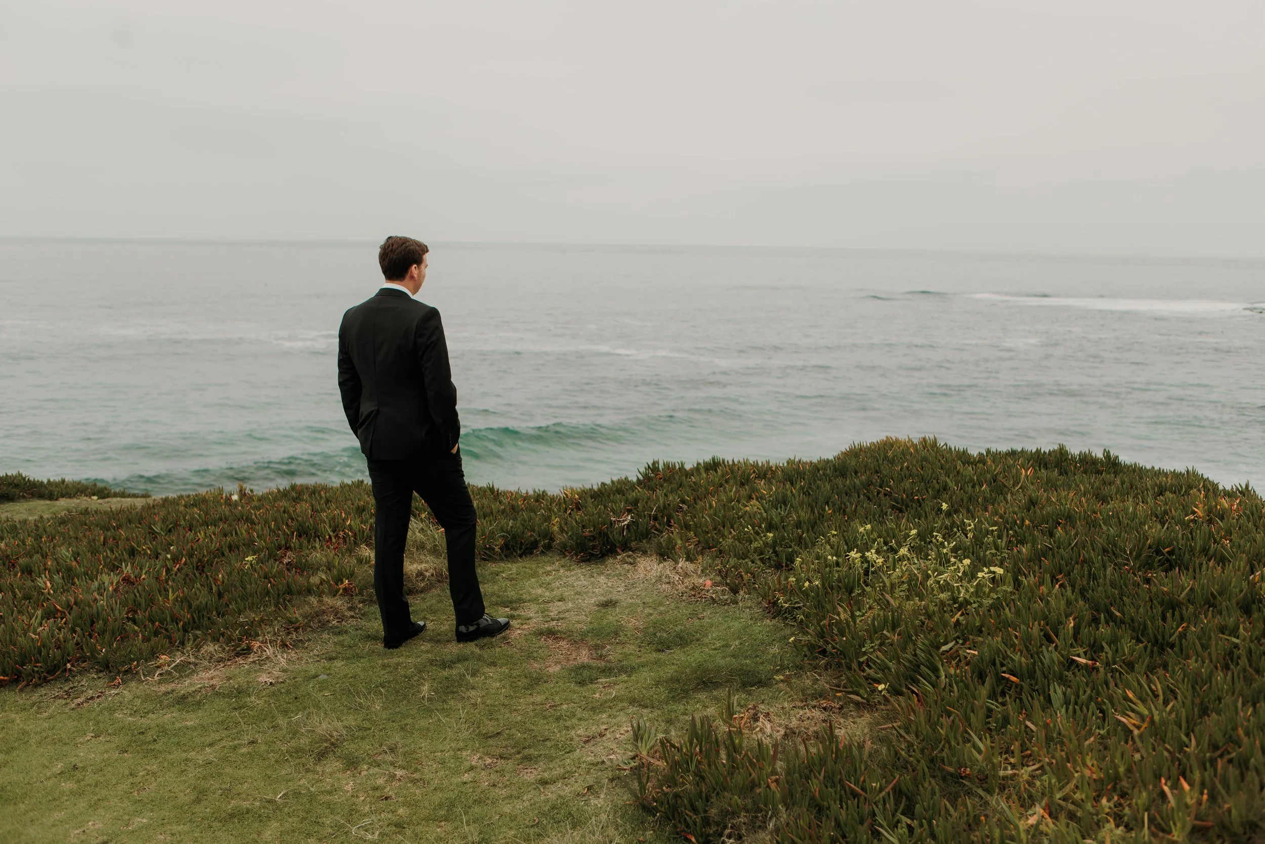 Candid photos of a wedding at The Wedding Bowl and Cuvier Club in La Jolla. San Diego wedding photography by Indigo West Photography.