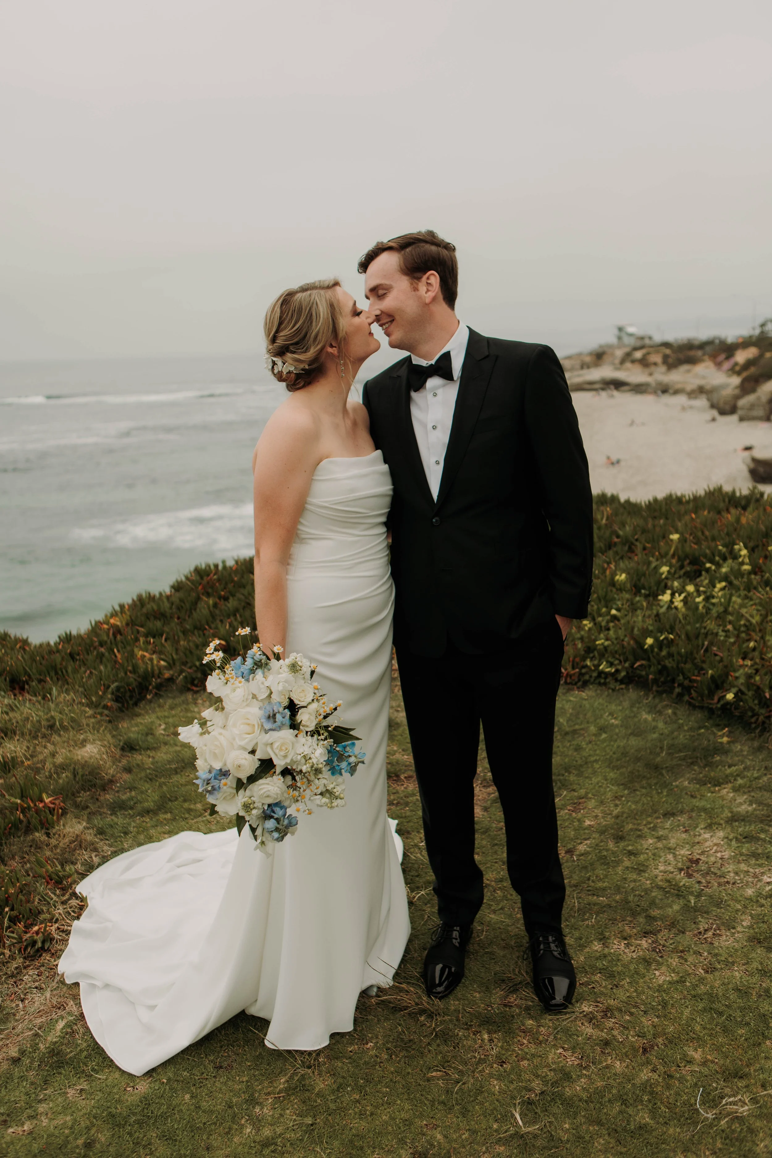 Candid photos of a wedding at The Wedding Bowl and Cuvier Club in La Jolla. San Diego wedding photography by Indigo West Photography.