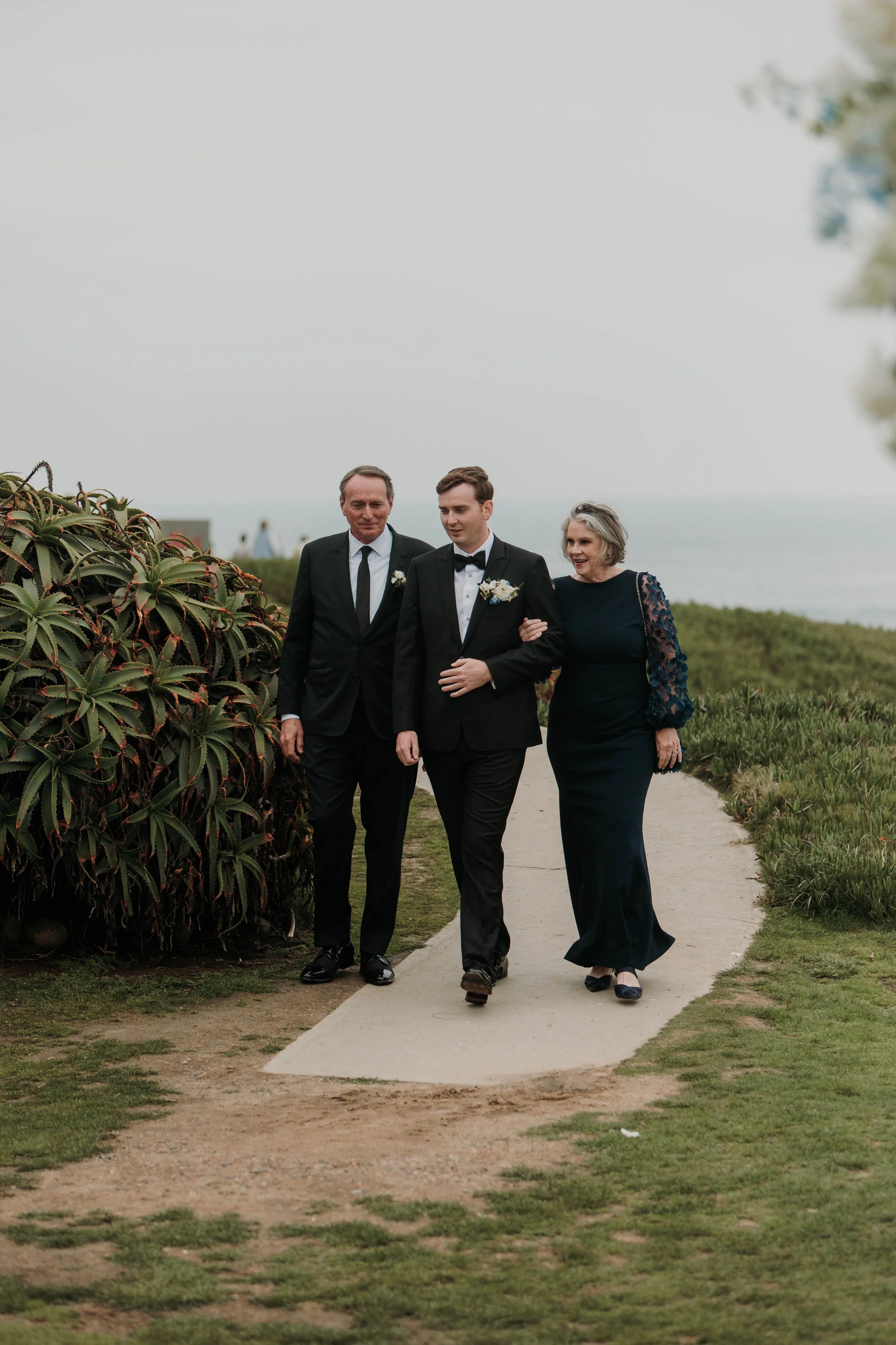 Candid photos of a wedding at The Wedding Bowl and Cuvier Club in La Jolla. San Diego wedding photography by Indigo West Photography.