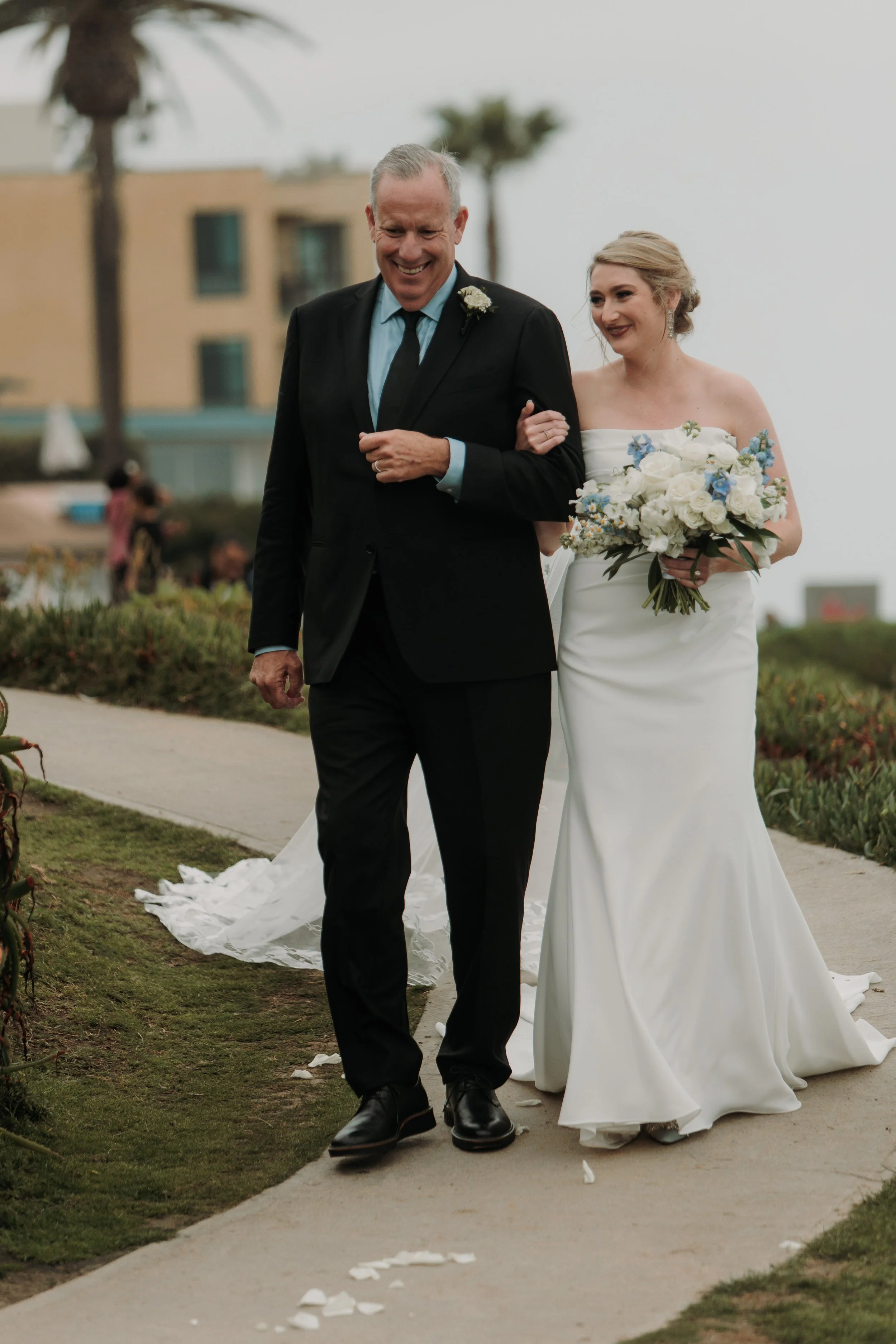 Candid photos of a wedding at The Wedding Bowl and Cuvier Club in La Jolla. San Diego wedding photography by Indigo West Photography.
