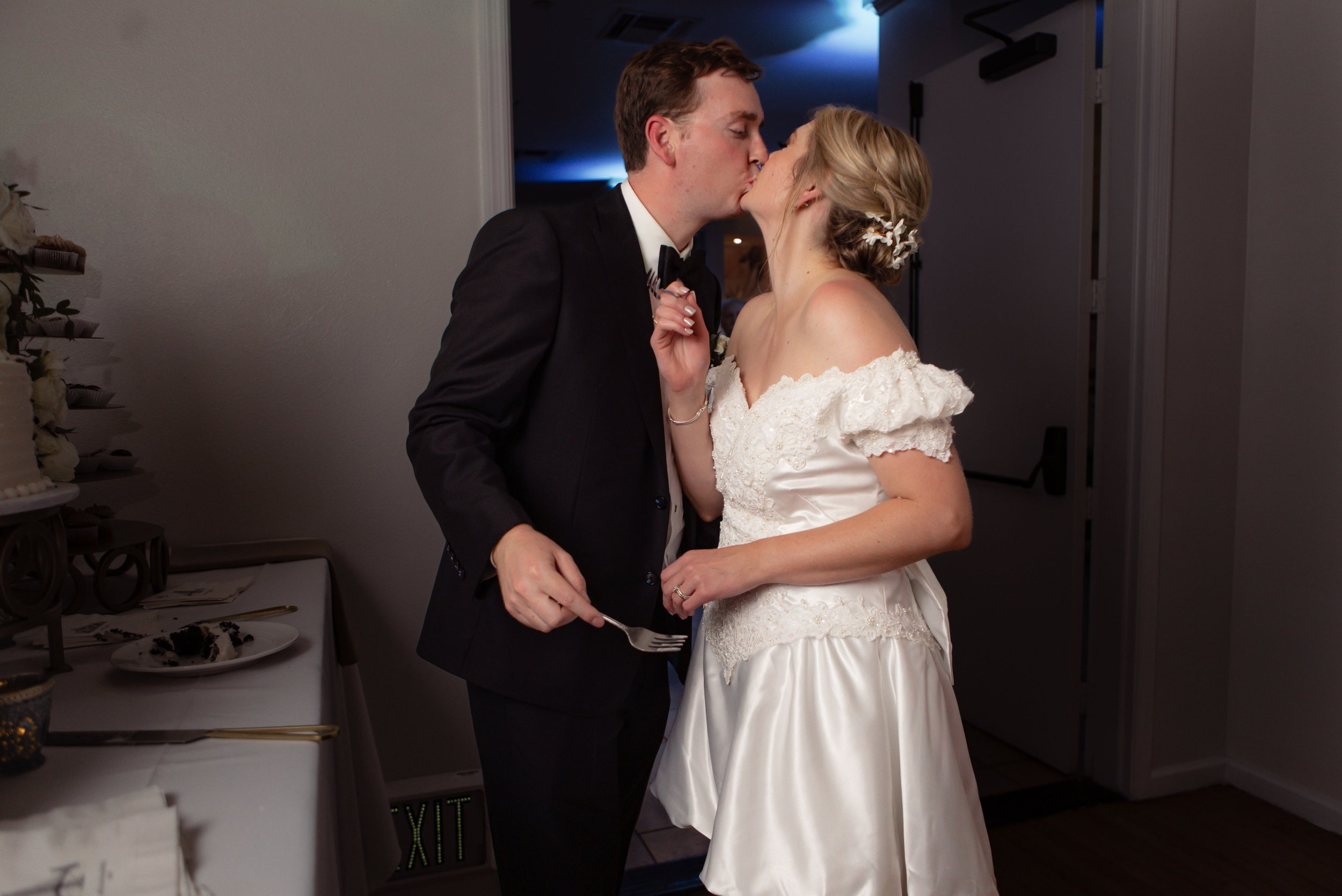 Candid photos of a wedding at The Wedding Bowl and Cuvier Club in La Jolla. San Diego wedding photography by Indigo West Photography.