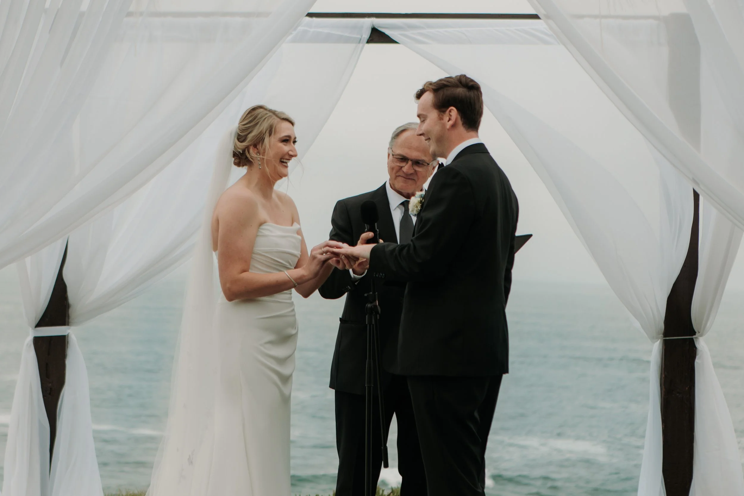 Candid photos of a wedding at The Wedding Bowl and Cuvier Club in La Jolla. San Diego wedding photography by Indigo West Photography.