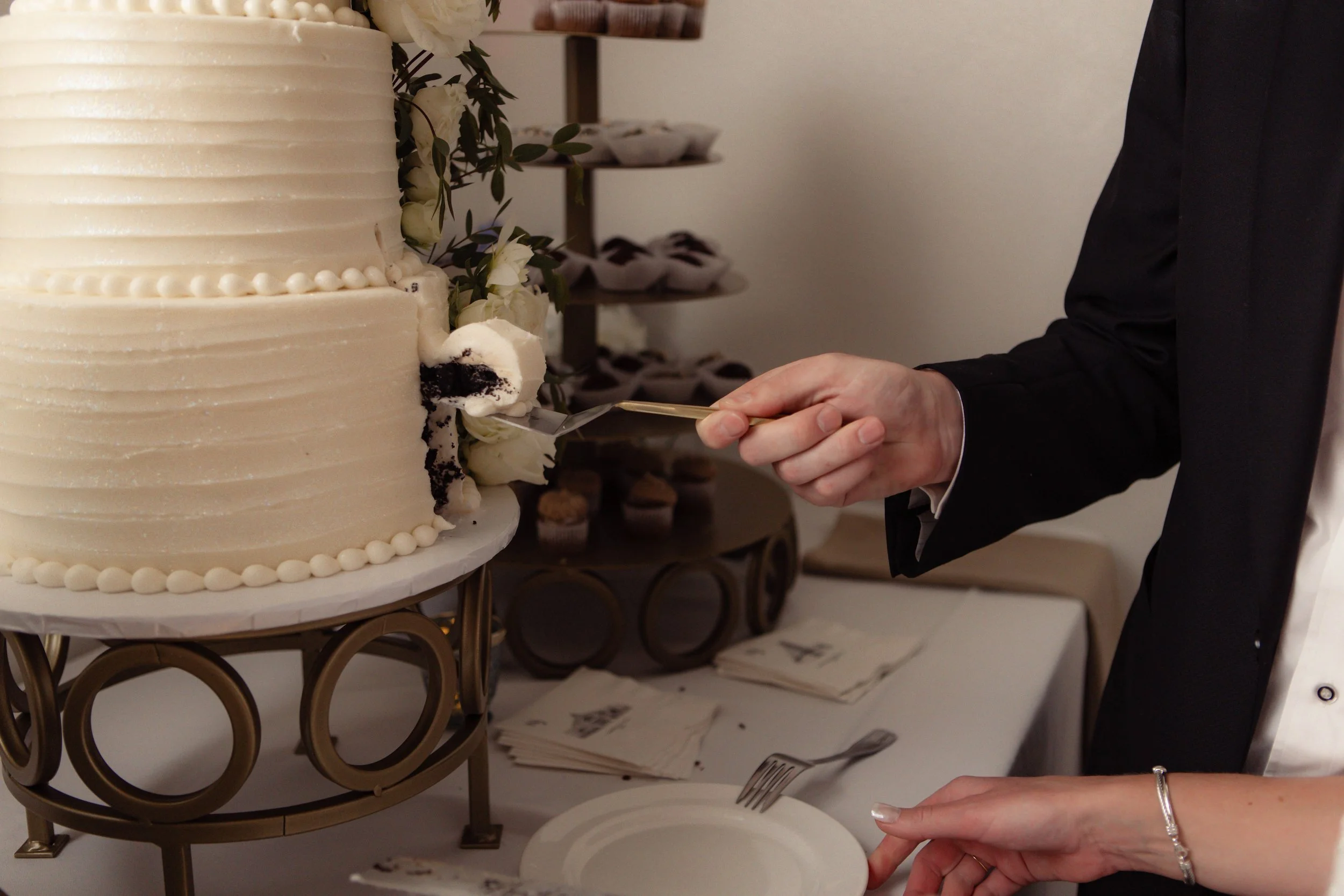 Candid photos of a wedding at The Wedding Bowl and Cuvier Club in La Jolla. San Diego wedding photography by Indigo West Photography.