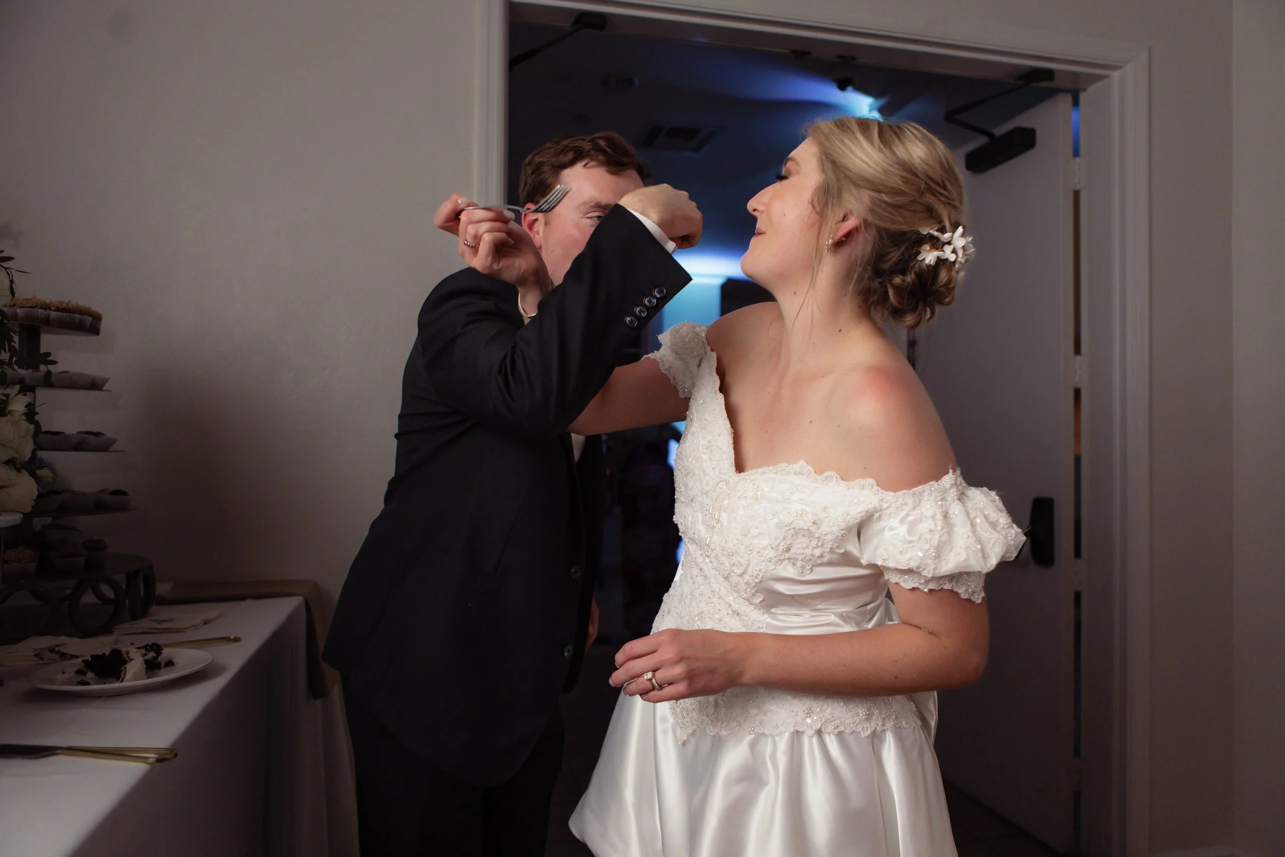 Candid photos of a wedding at The Wedding Bowl and Cuvier Club in La Jolla. San Diego wedding photography by Indigo West Photography.