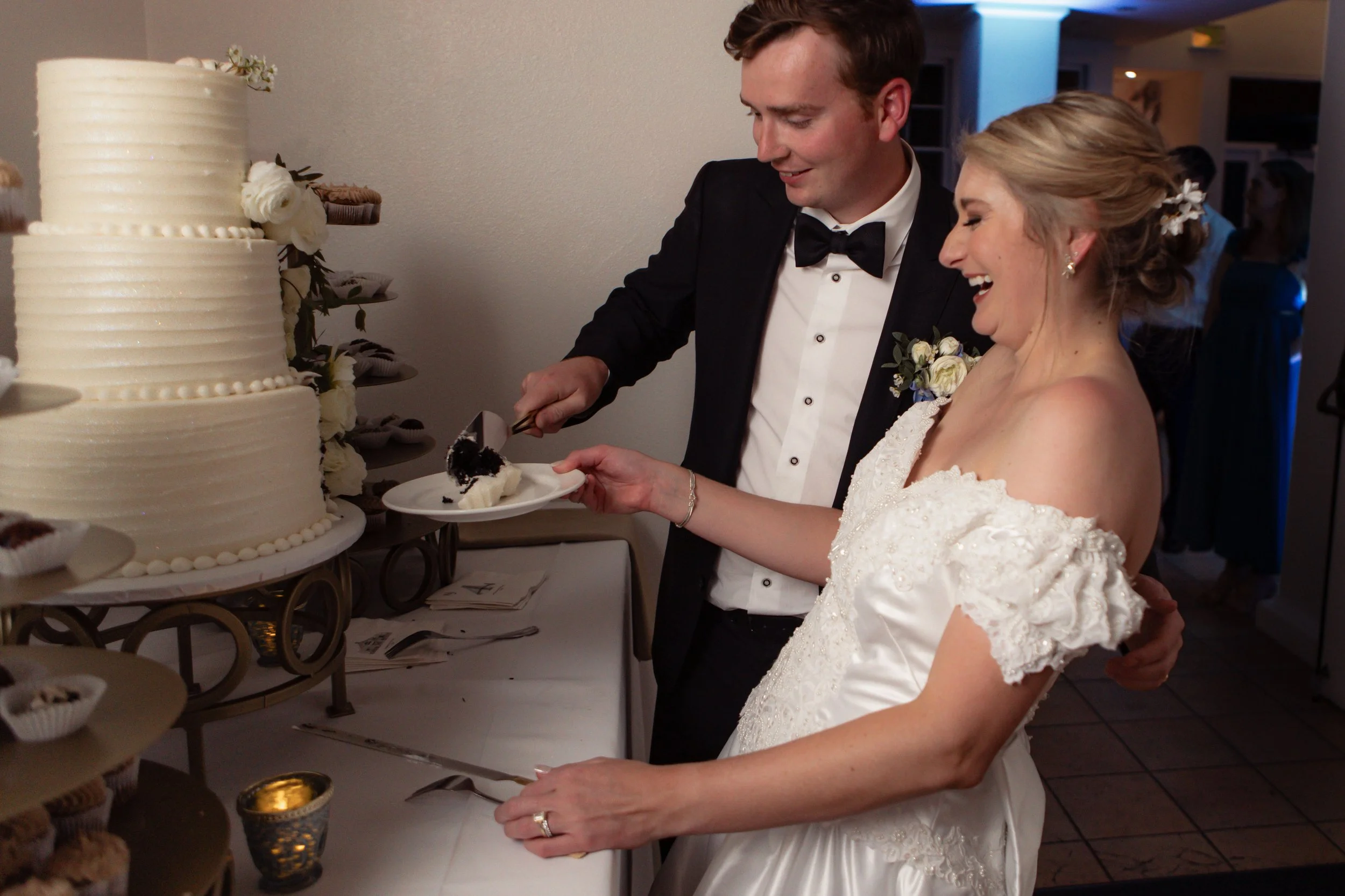 Candid photos of a wedding at The Wedding Bowl and Cuvier Club in La Jolla. San Diego wedding photography by Indigo West Photography.