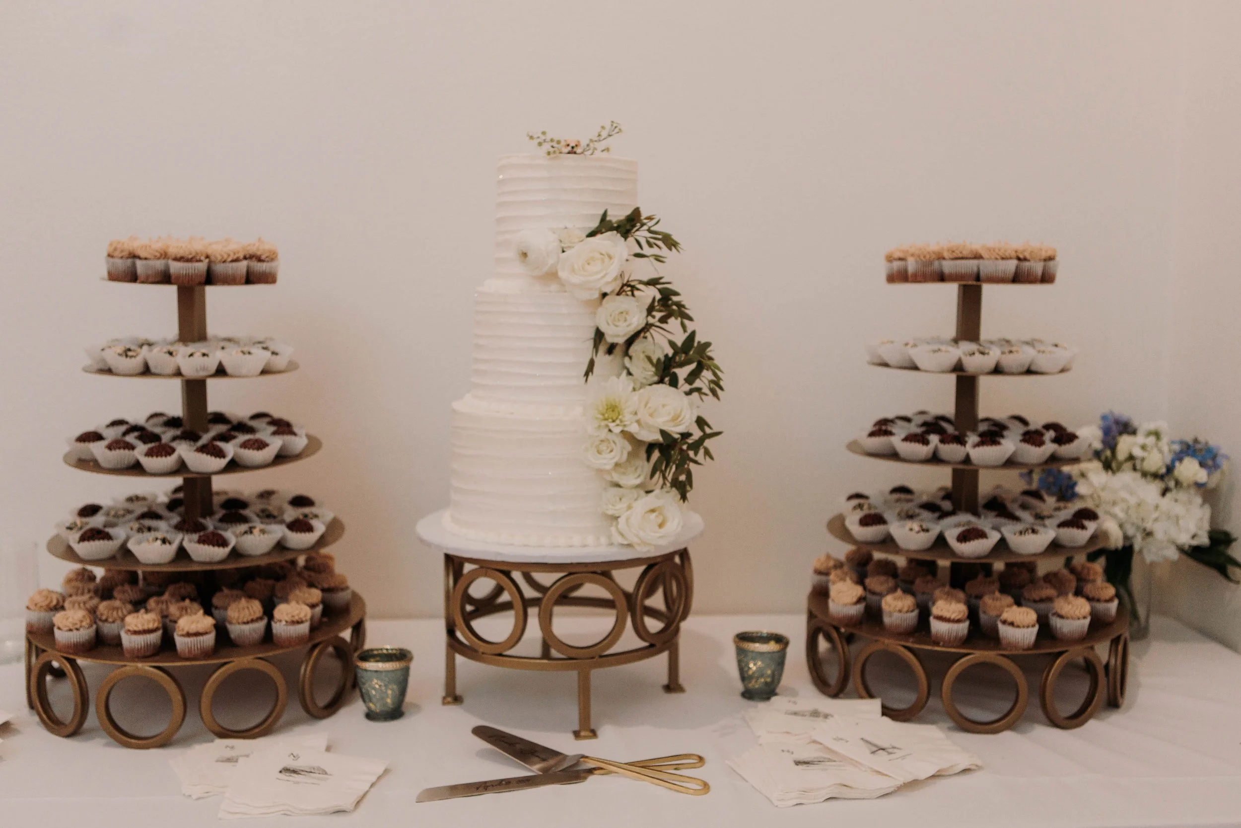 Candid photos of a wedding at The Wedding Bowl and Cuvier Club in La Jolla. San Diego wedding photography by Indigo West Photography.