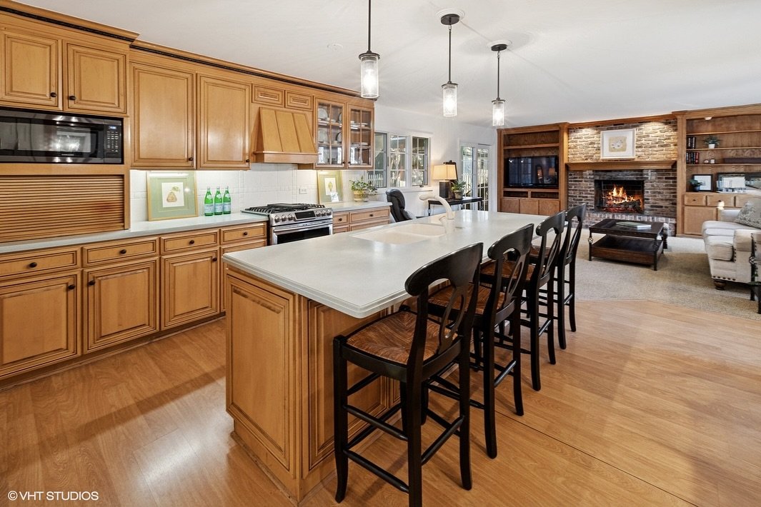 A picture-perfect ranch in the heart of West Hinsdale&hellip;what more could you ask for? Walk-to-town location (downtown Hinsdale AND Clarendon Hills), top-notch schools, and a wide backyard complete with a white picket fence. 407 S. Stough is offer