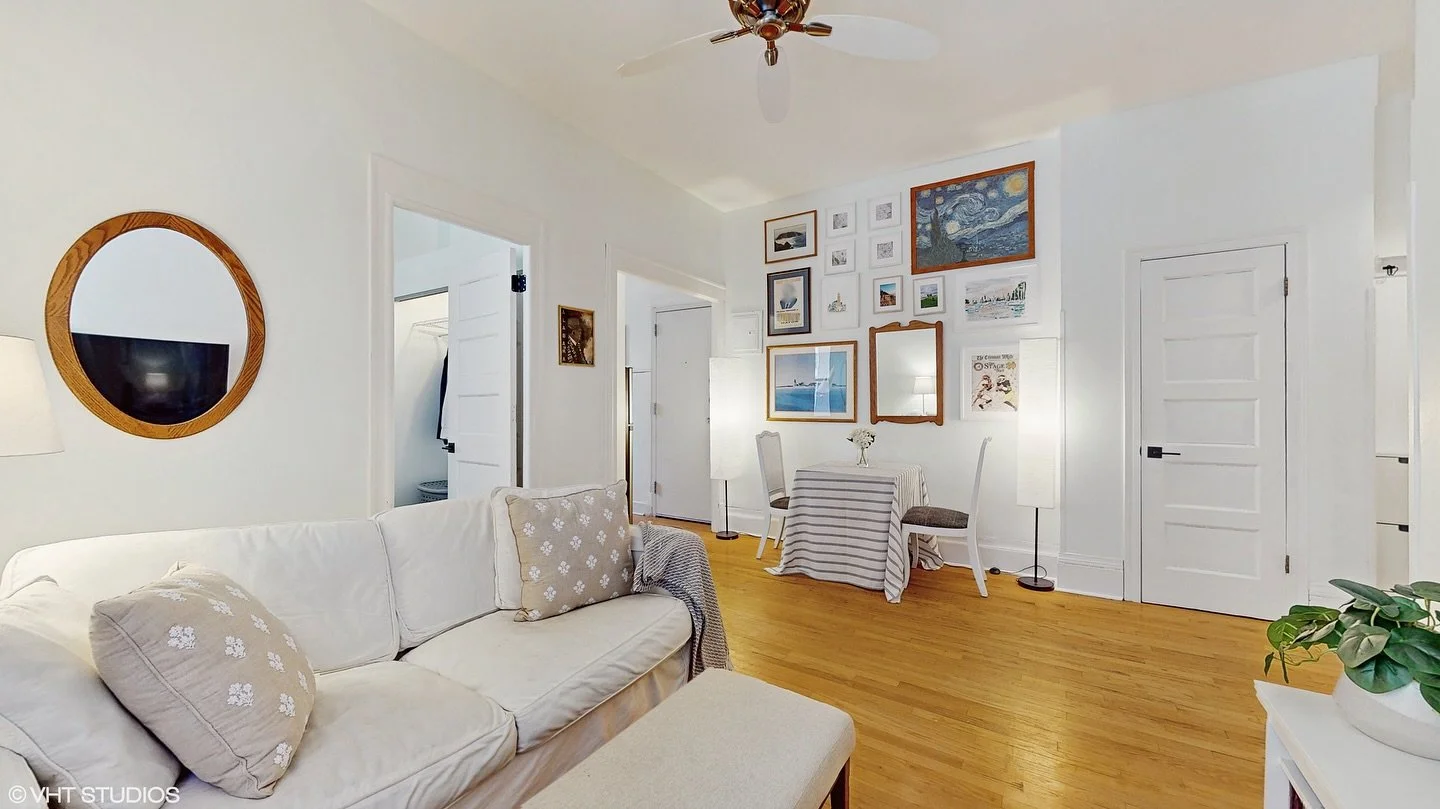 Very Nancy Meyers meets city living if you ask me 😉 come check out 20 E. Goethe #506 this weekend from 12-2 on Saturday and Sunday with @kelleyfarrell. Then head to La Colombe down the street before a lakefront coffee walk while the temps are above